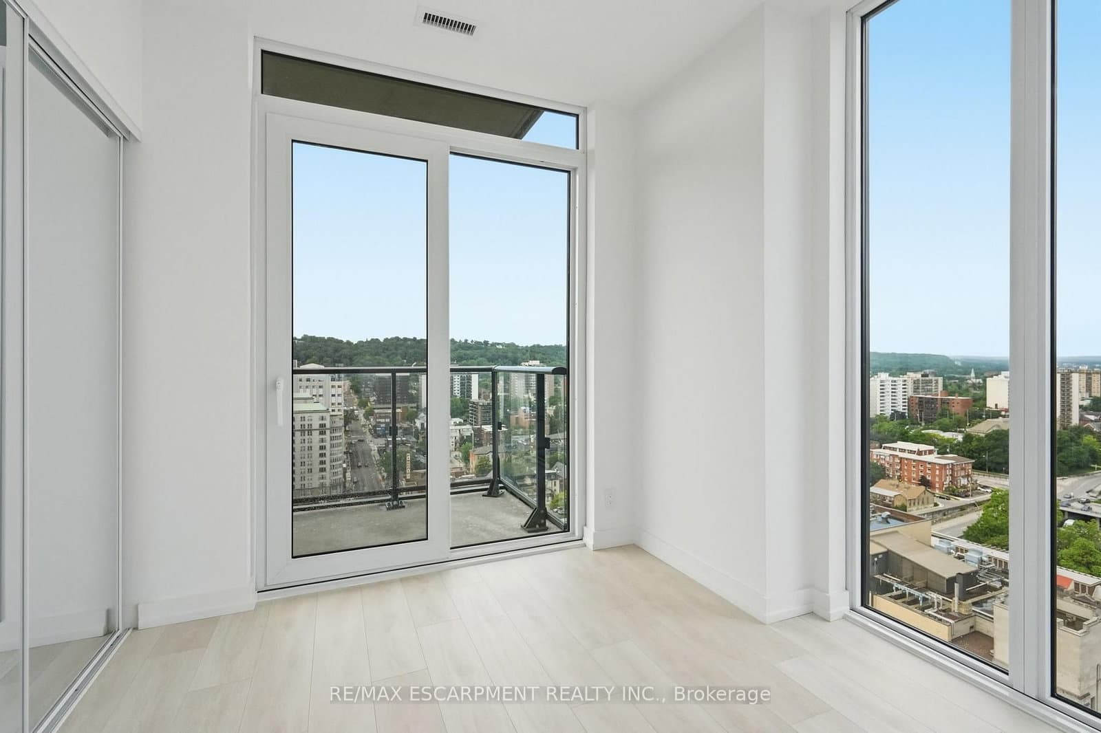 75 JAMES Street S, Unit 2017 thumbnail 11