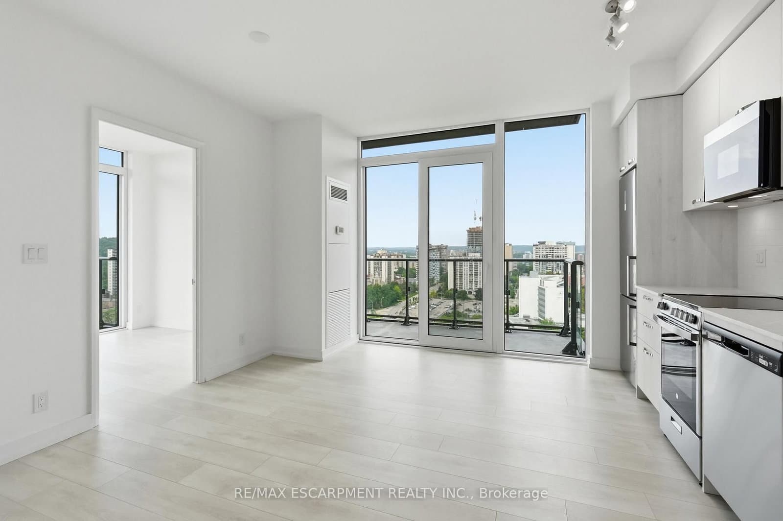 75 JAMES Street S, Unit 2017 thumbnail 6