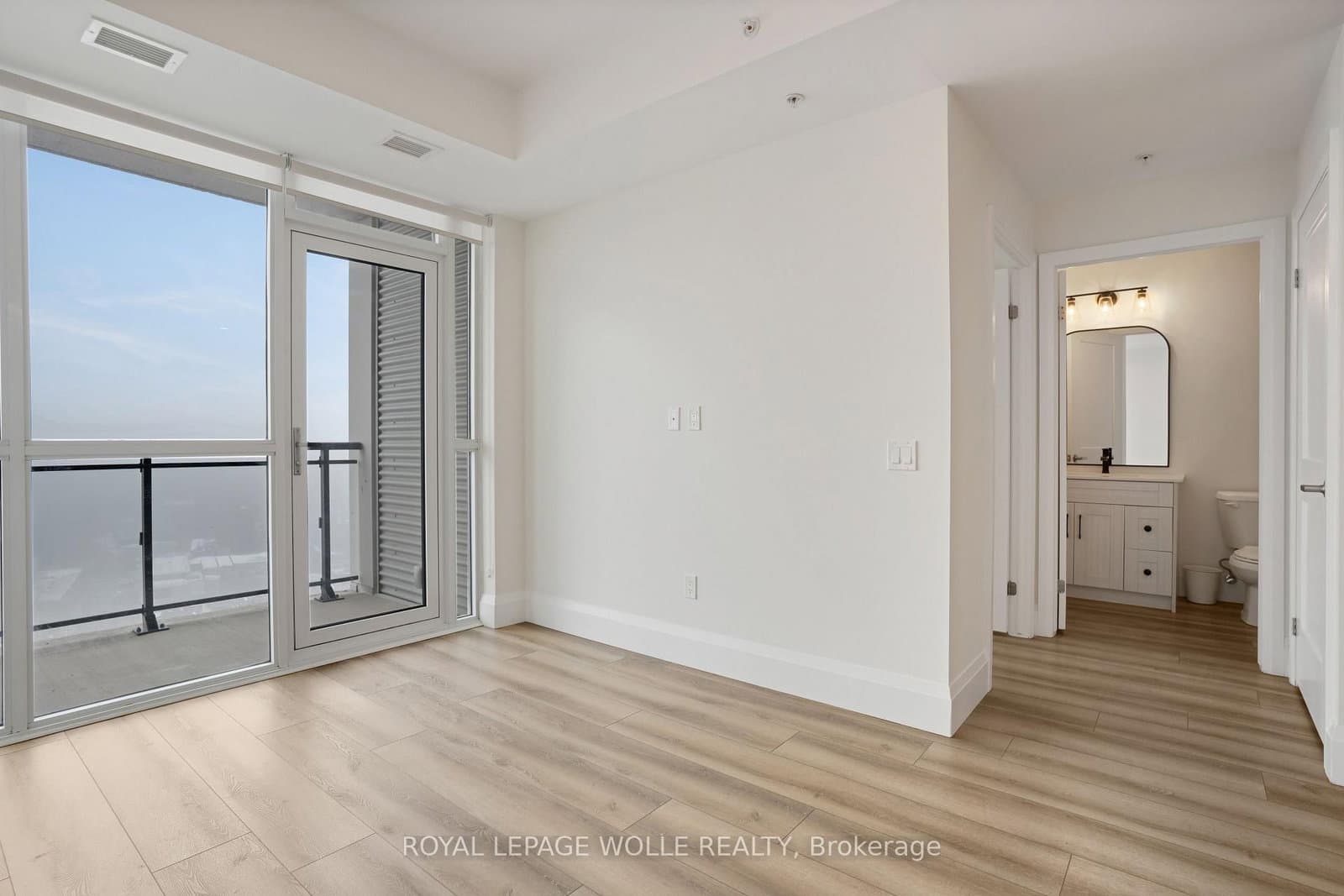 60 Charles Street W, Unit 1904 thumbnail 19