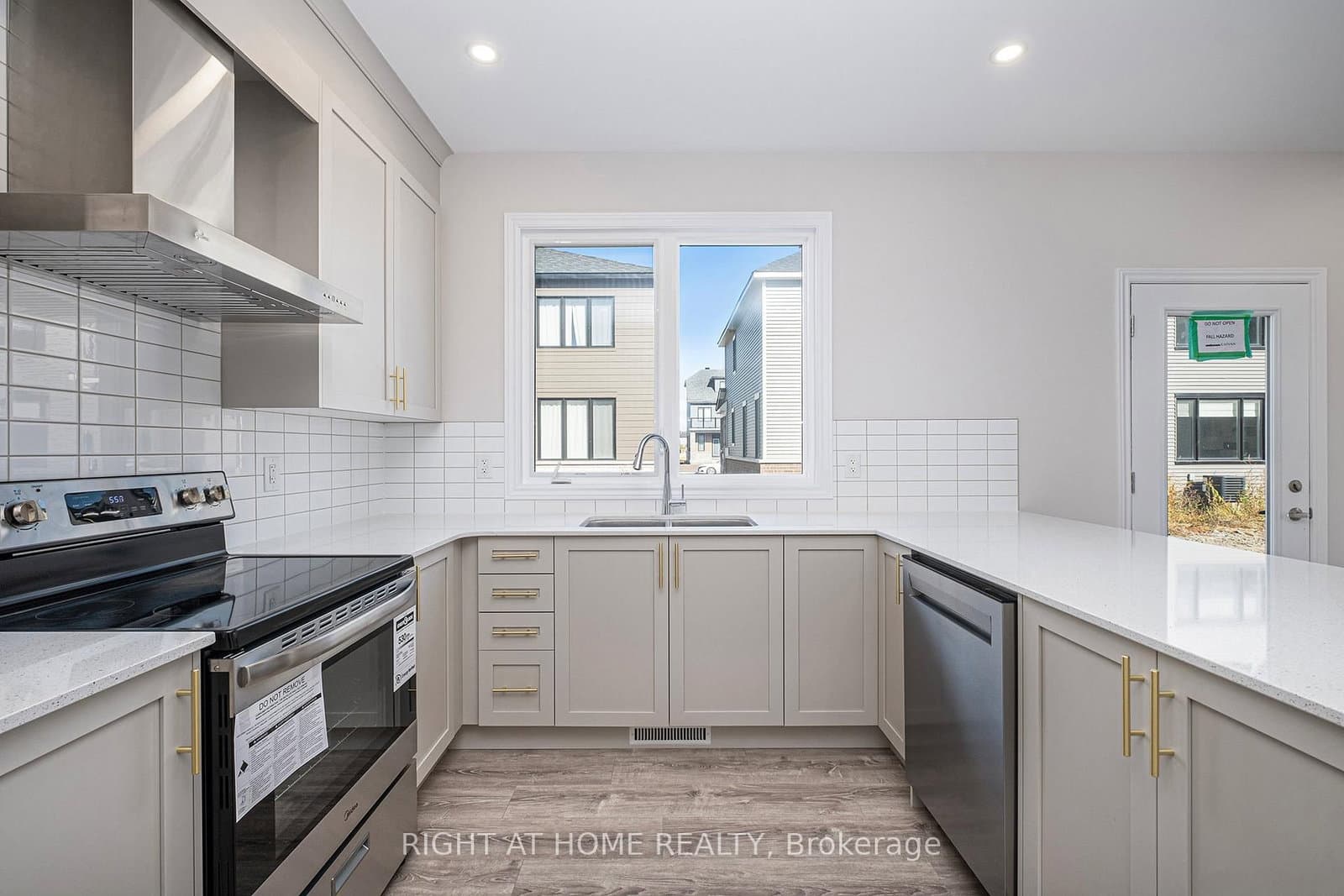 332 Peninsula Road thumbnail 4
