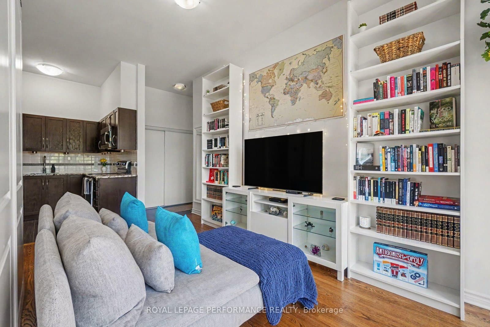 682 Churchill Avenue N, Unit 208 thumbnail 3