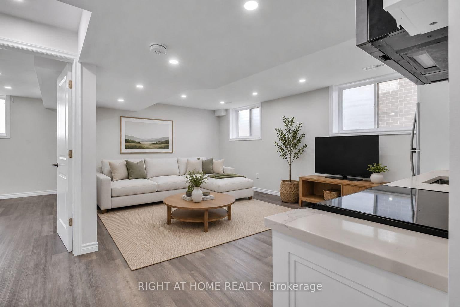 321 Carriage Way thumbnail 38