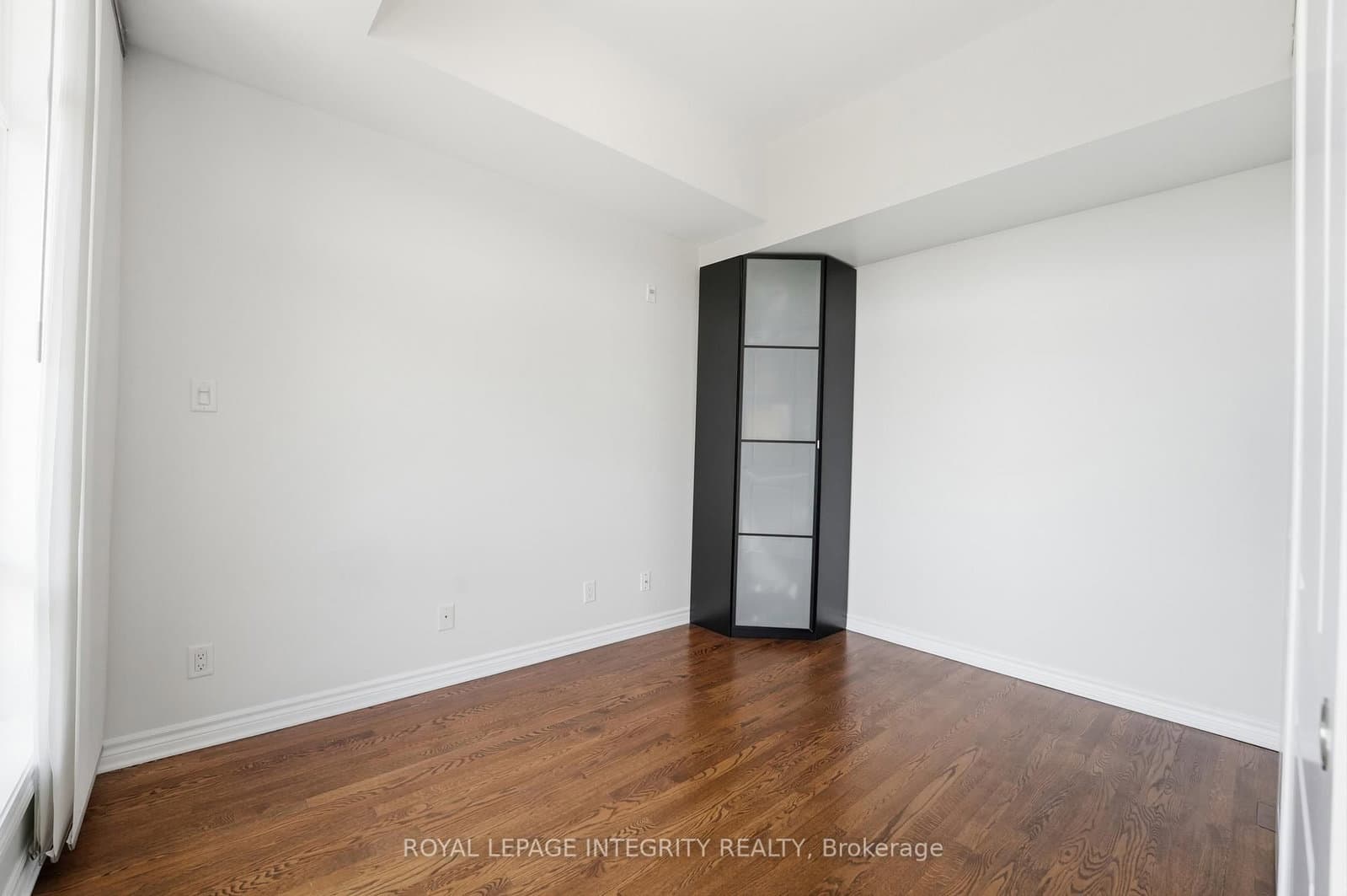 682 Churchill Avenue N, Unit 310 thumbnail 25