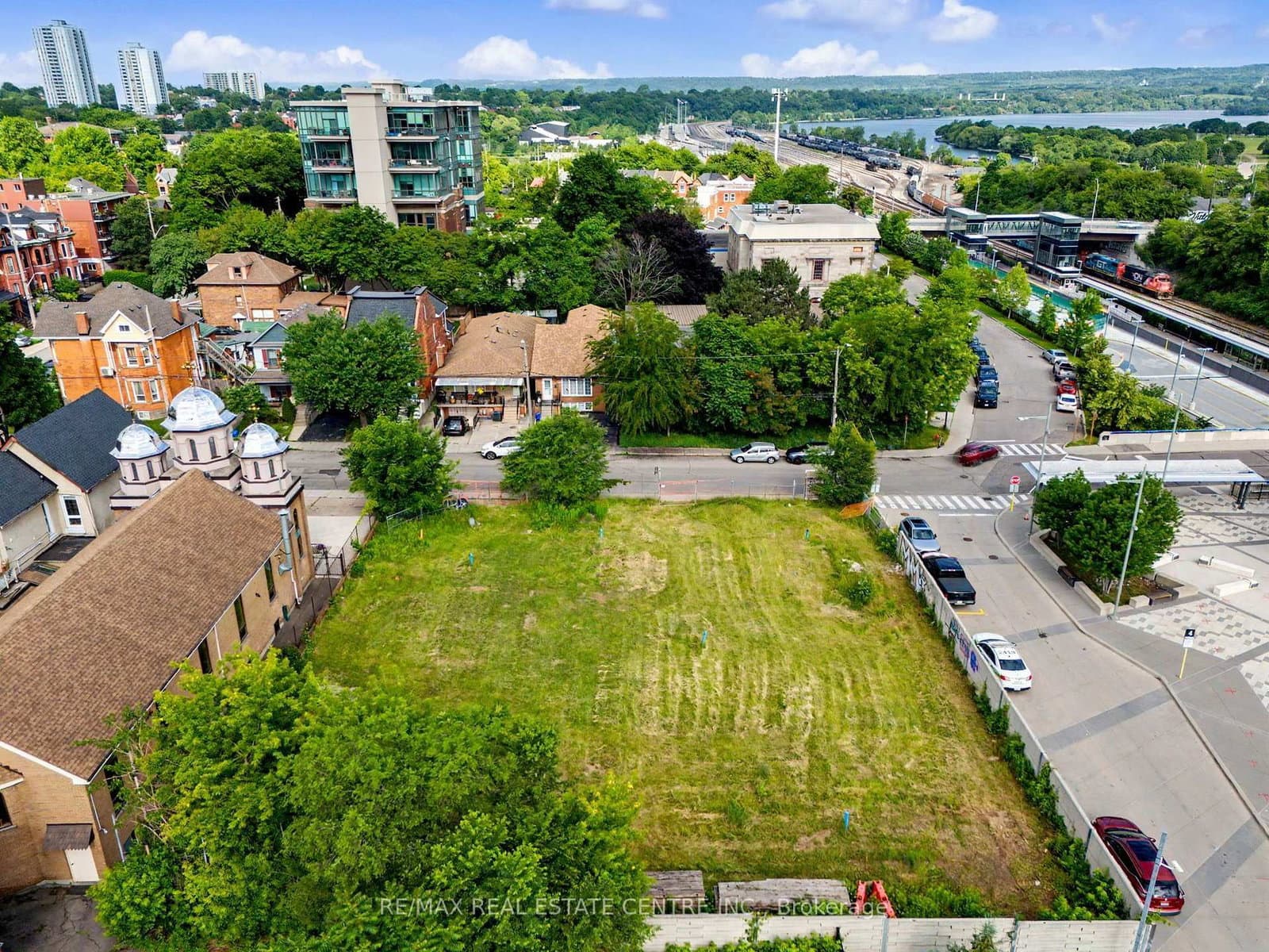282 MacNab Street N thumbnail 19