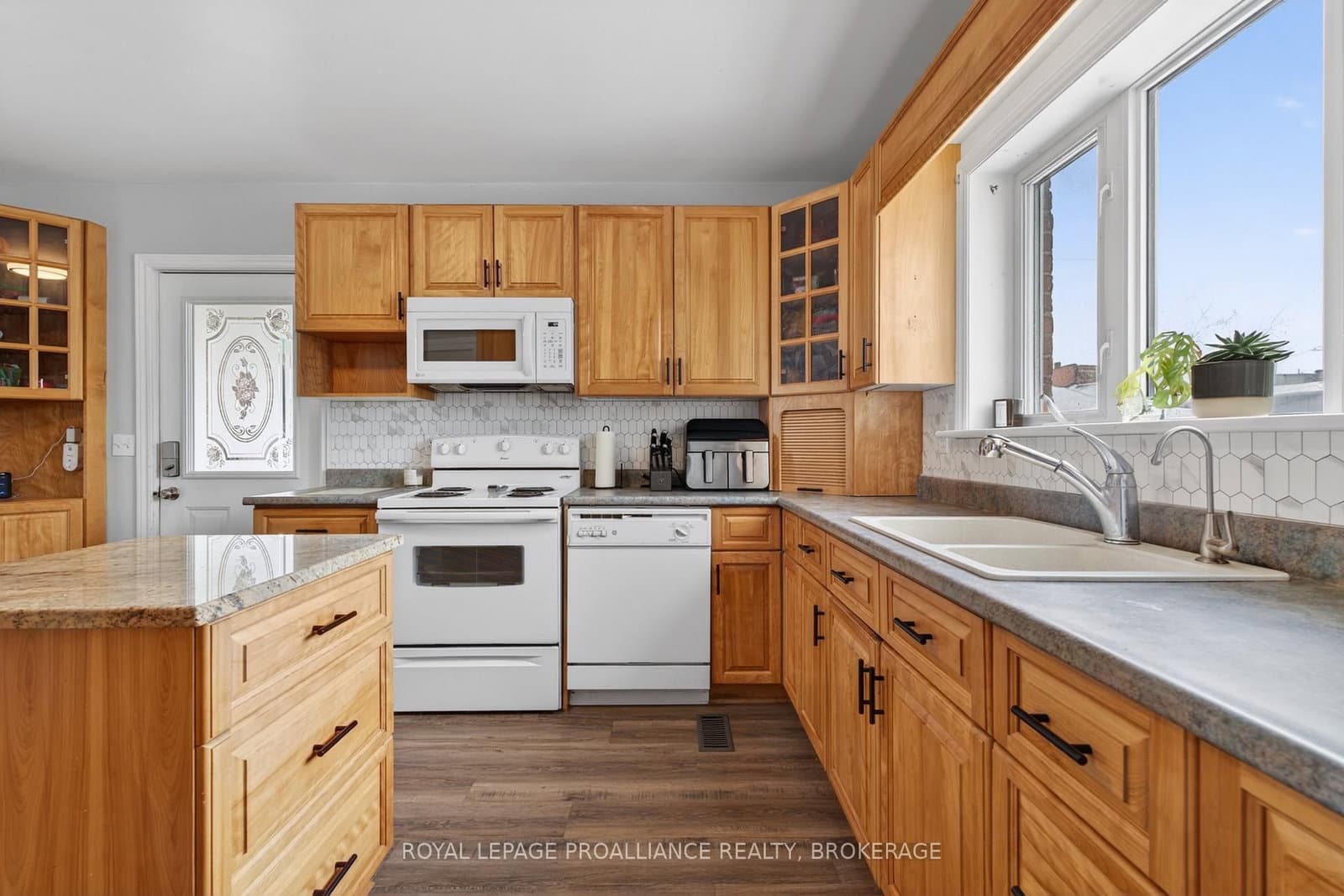 118 East Street E thumbnail 13