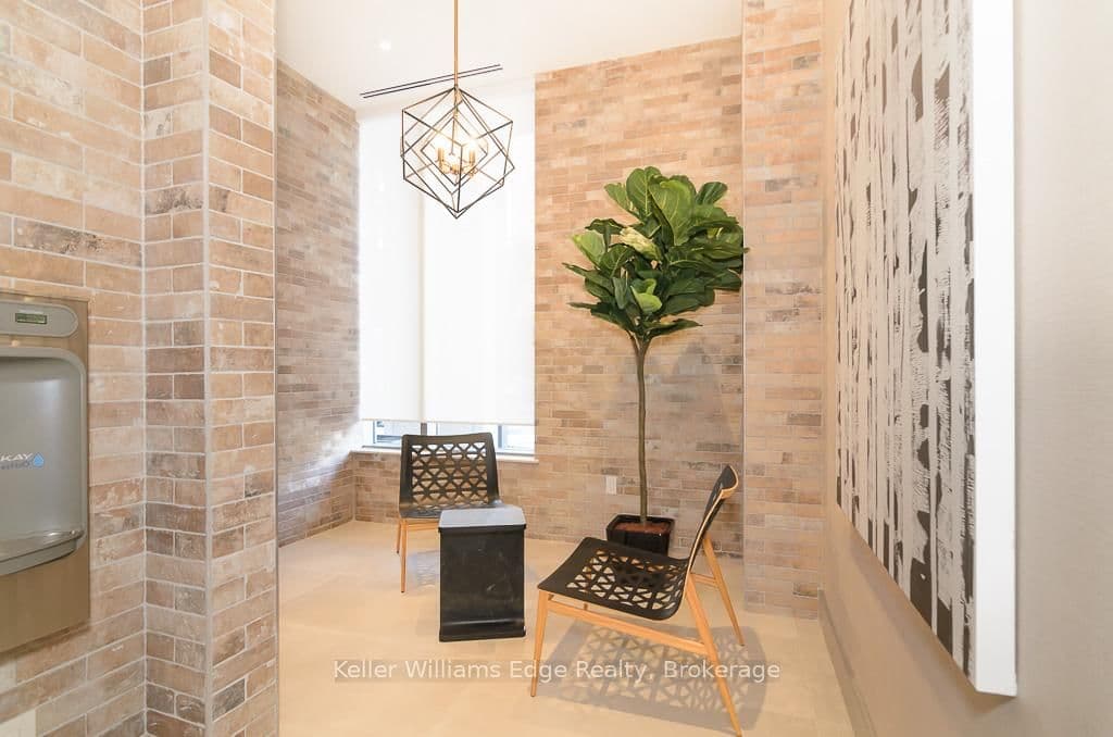 212 King William Street, Unit 405 thumbnail 3