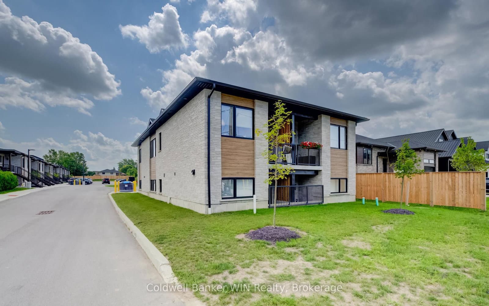 440 Wellington Street E, Unit 3 thumbnail 3