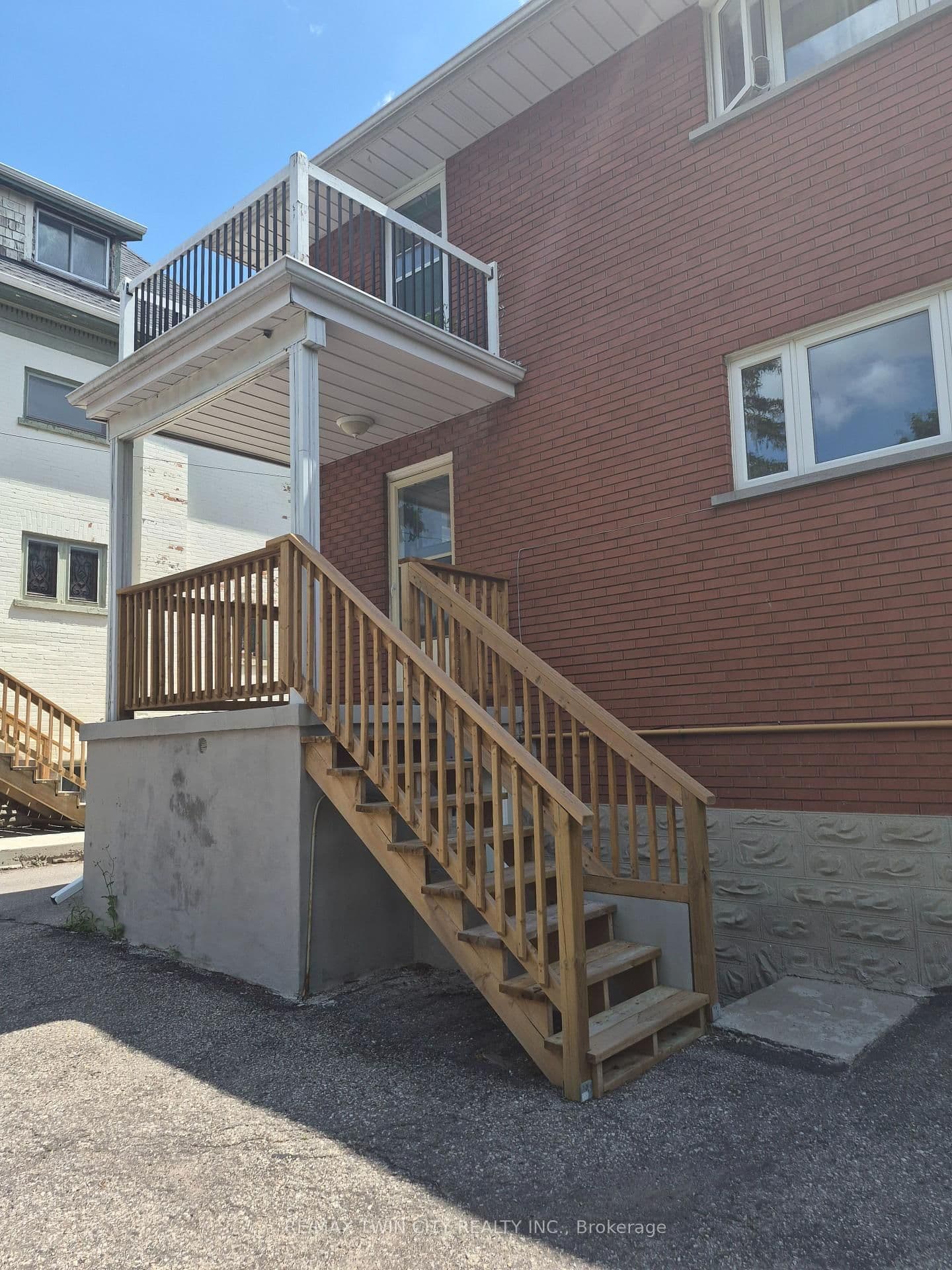 132 Allen Street E, Unit 1 thumbnail 3