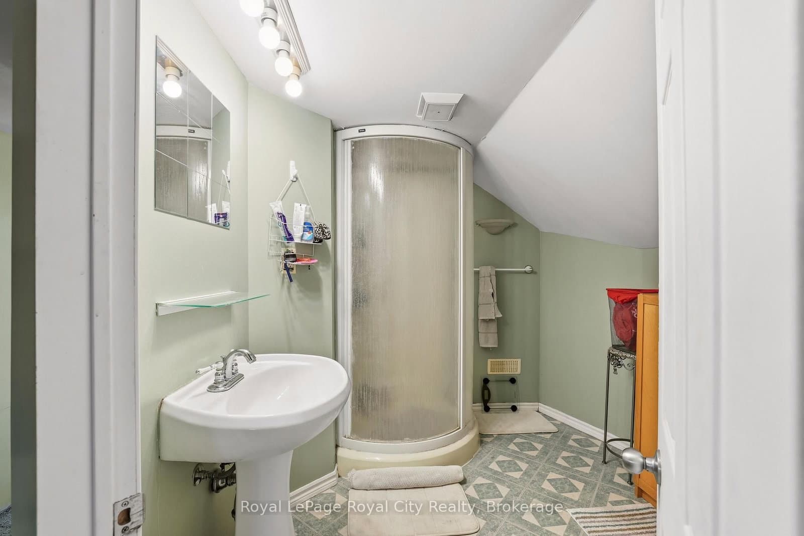 96 Beaumont Crescent thumbnail 23