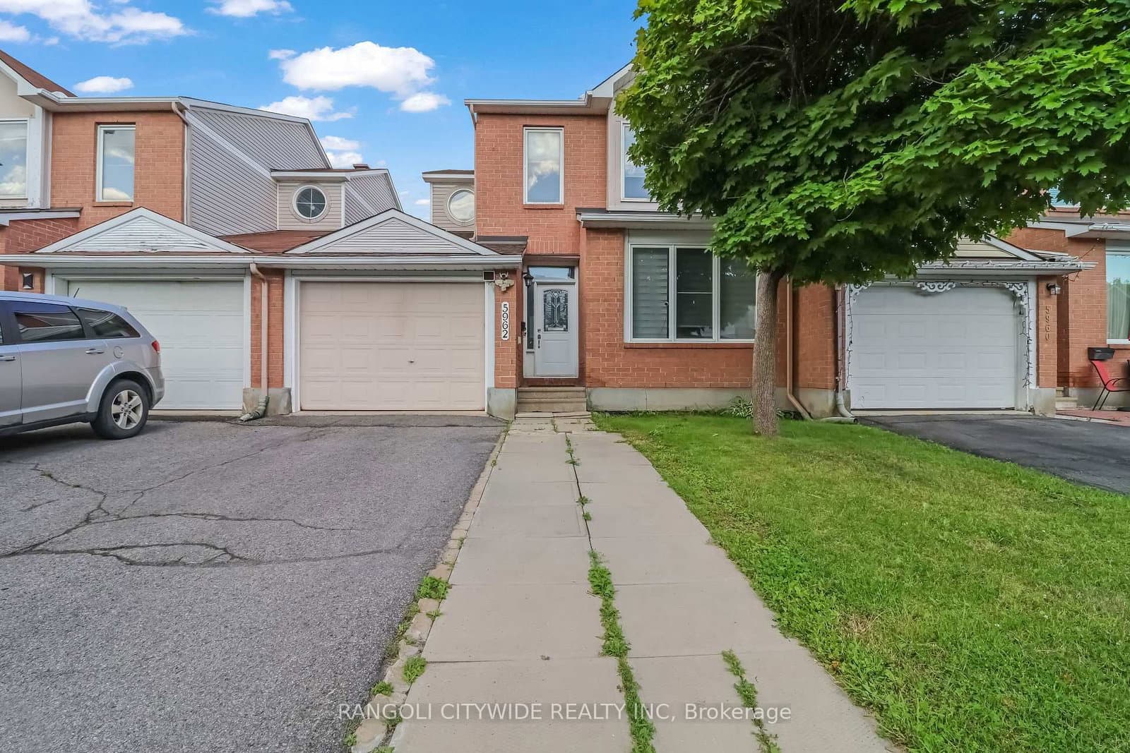 5962 Pineglade Crescent thumbnail 2