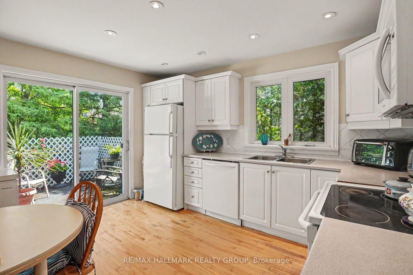 657 Golden Avenue thumbnail 24
