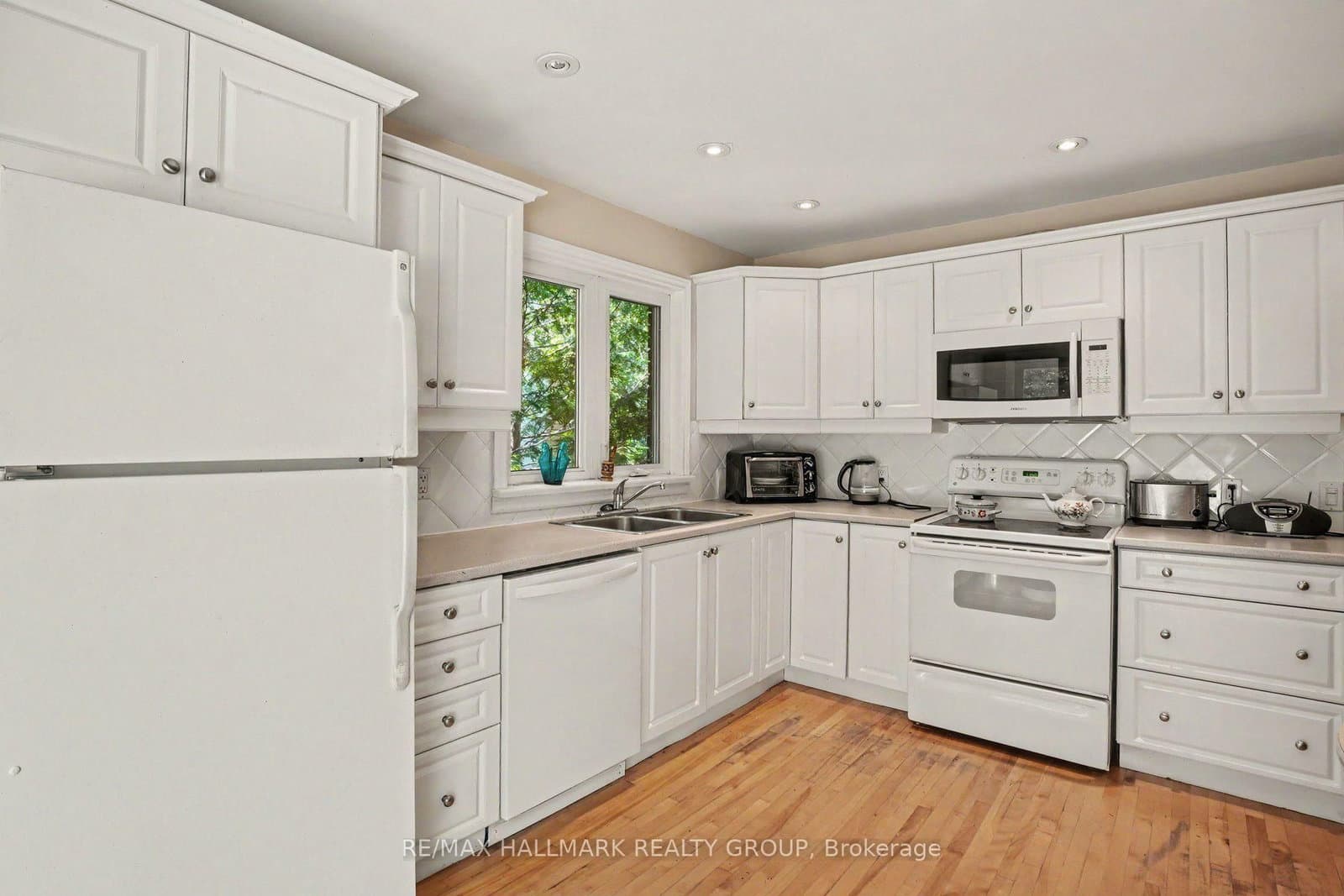 657 Golden Avenue thumbnail 25
