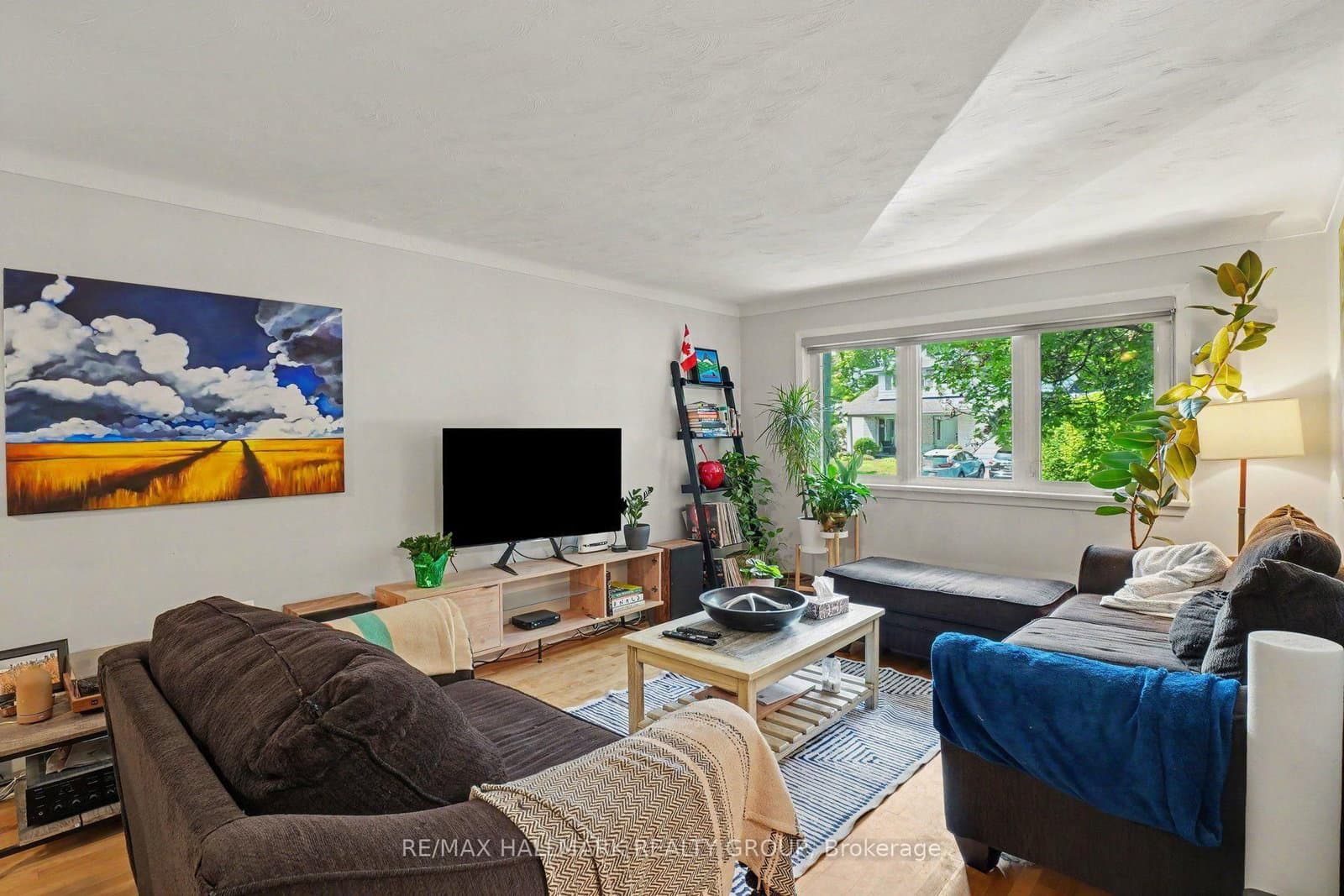 657 Golden Avenue thumbnail 4