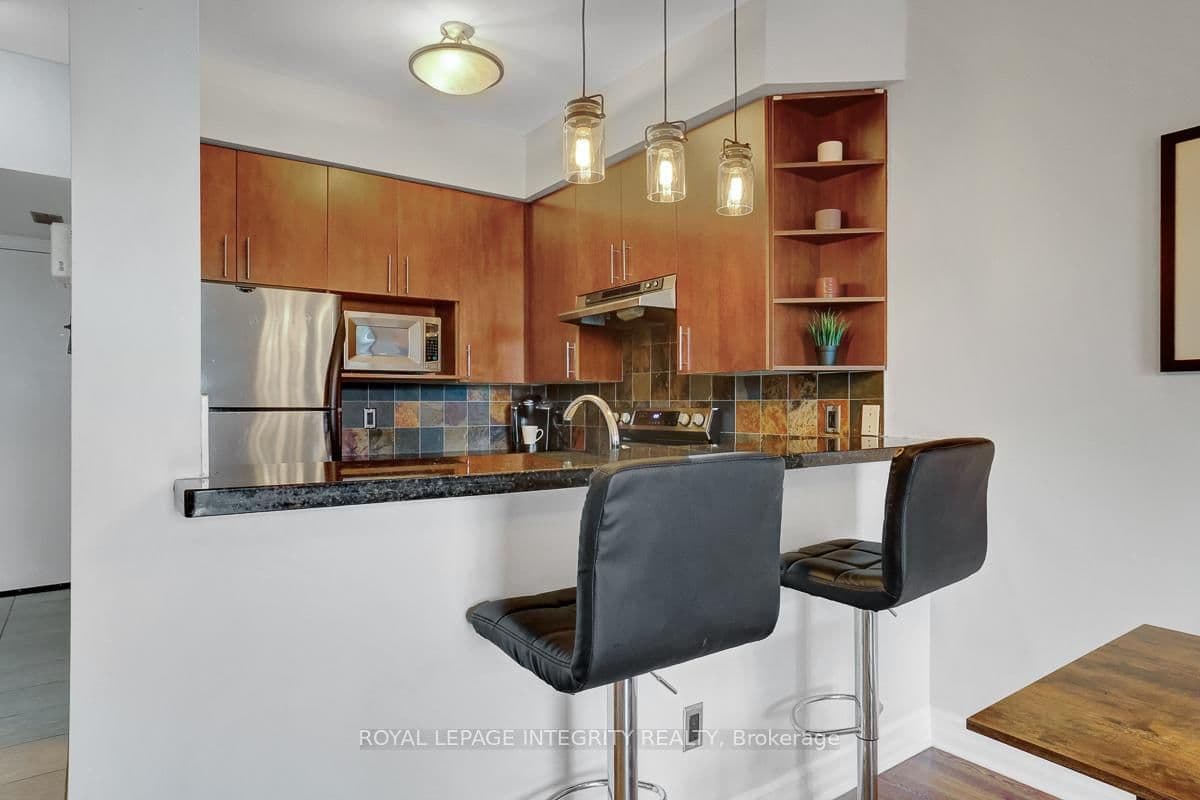 711 Churchill Avenue N, Unit 402 thumbnail 11