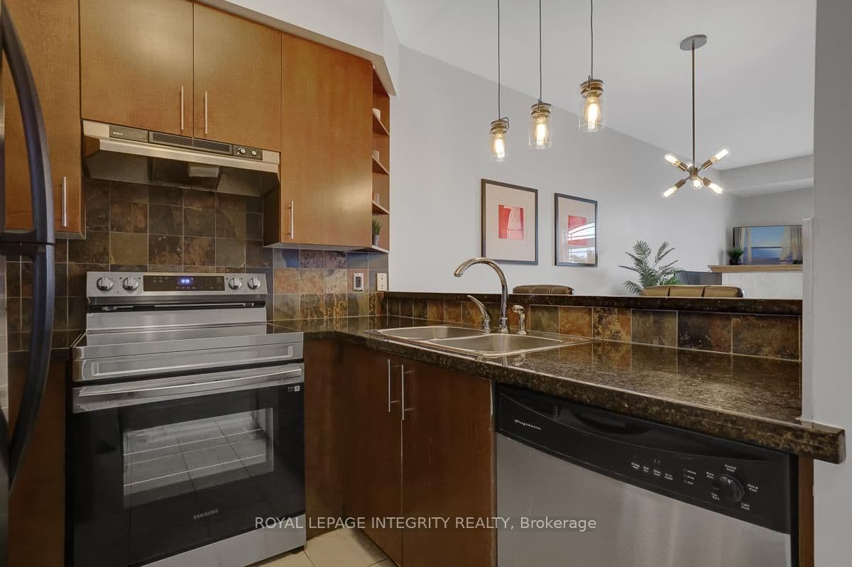 711 Churchill Avenue N, Unit 402 thumbnail 13