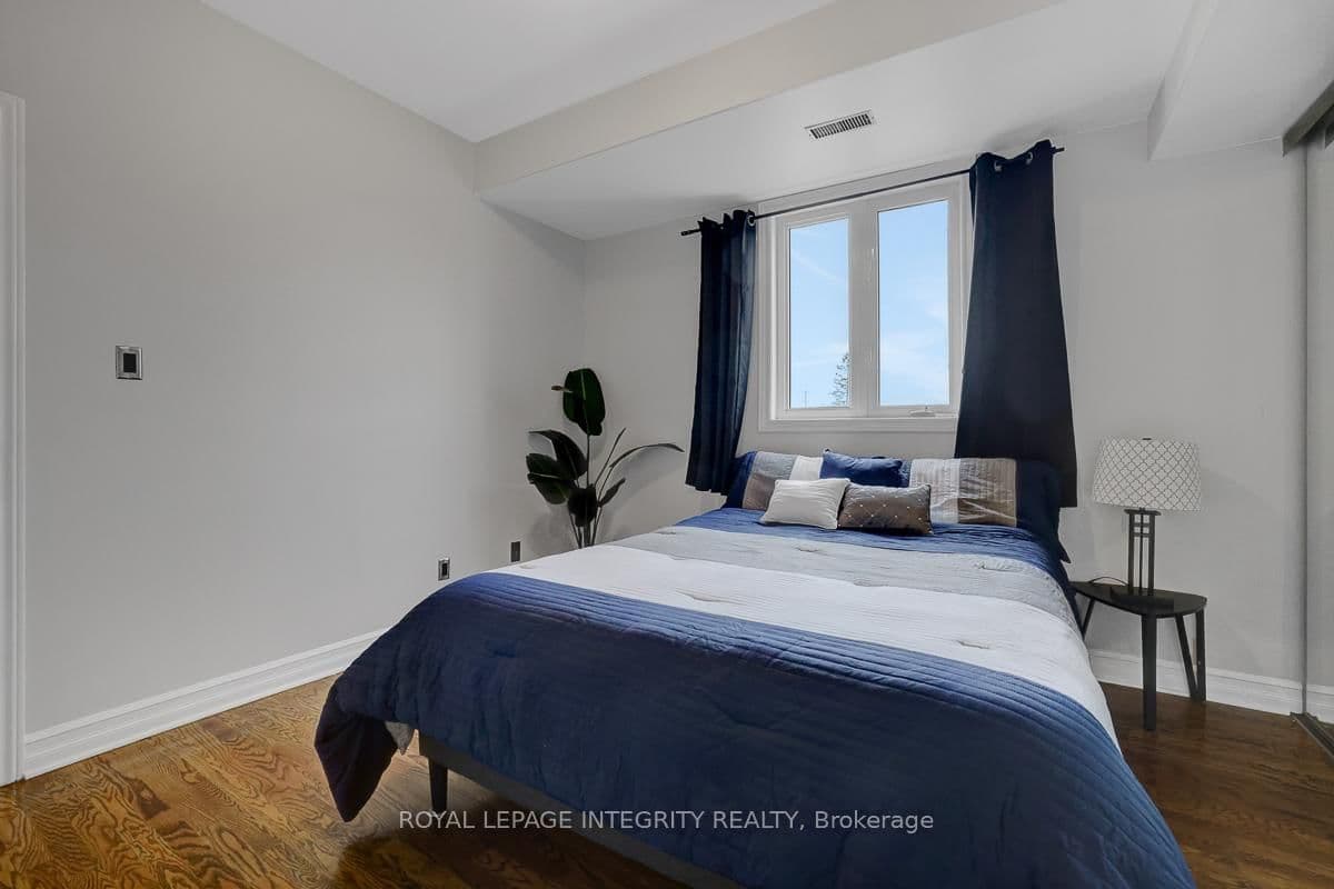 711 Churchill Avenue N, Unit 402 thumbnail 17