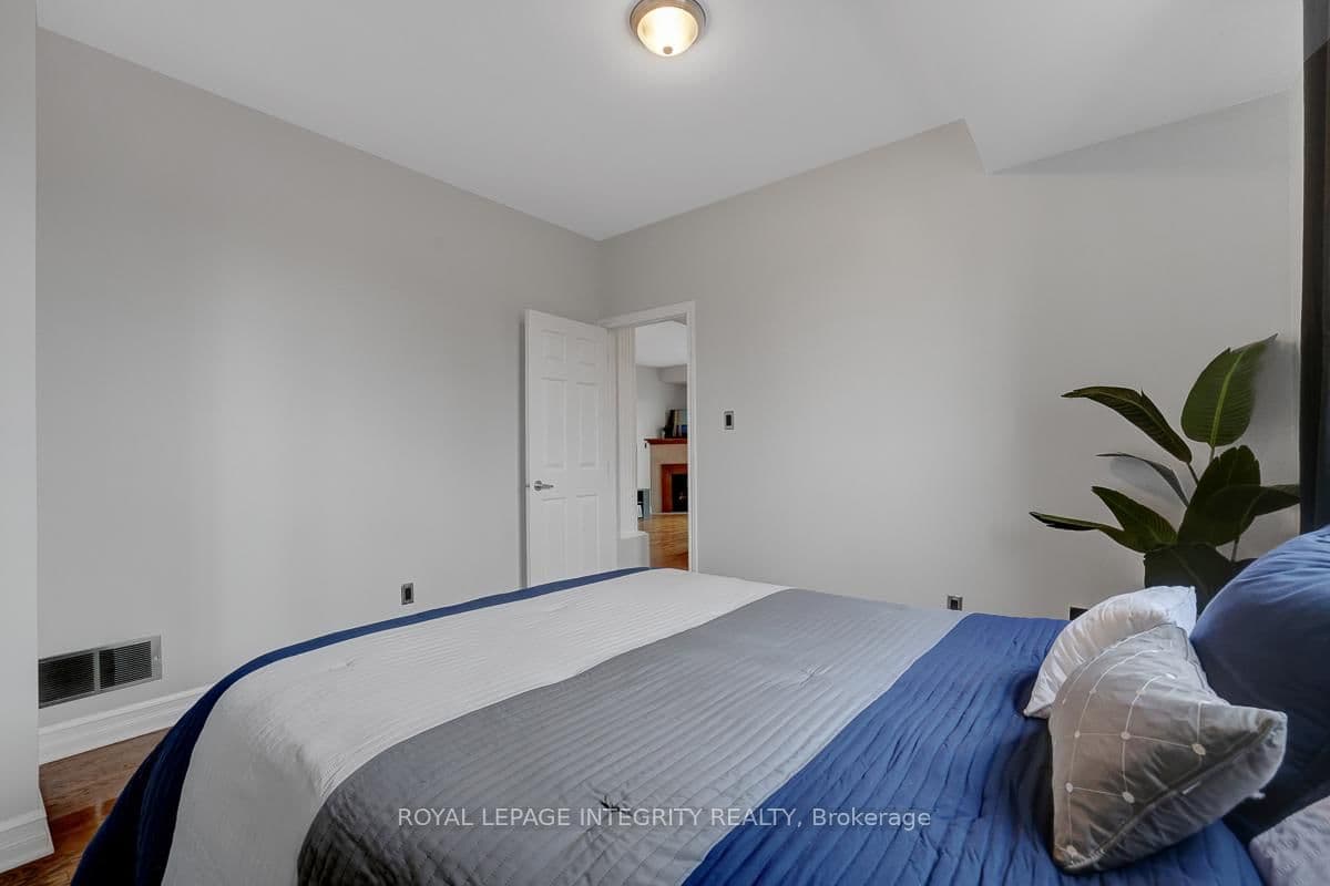 711 Churchill Avenue N, Unit 402 thumbnail 18
