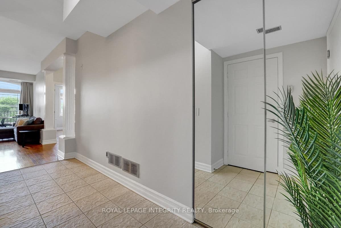 711 Churchill Avenue N, Unit 402 thumbnail 2