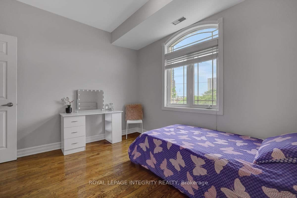 711 Churchill Avenue N, Unit 402 thumbnail 21