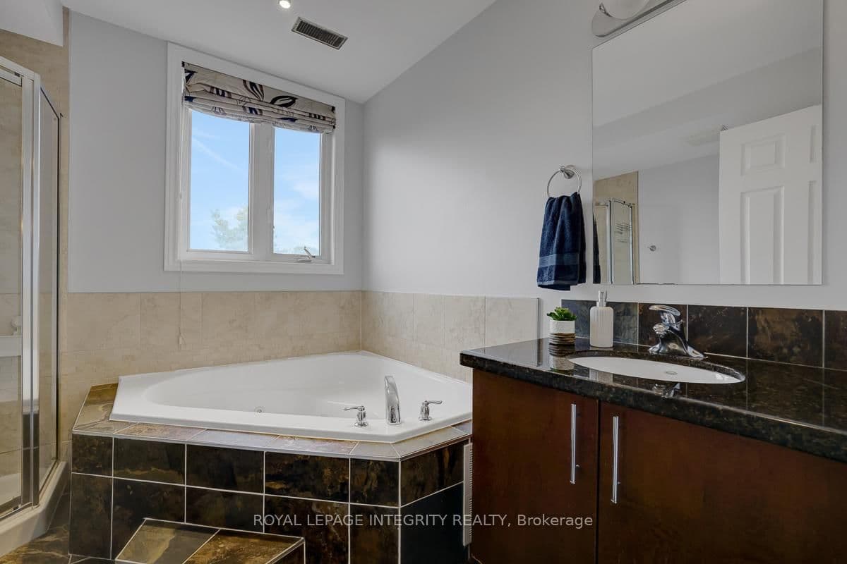 711 Churchill Avenue N, Unit 402 thumbnail 22