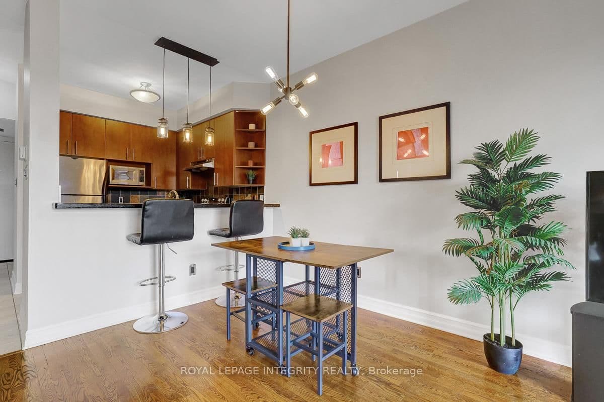 711 Churchill Avenue N, Unit 402 thumbnail 4