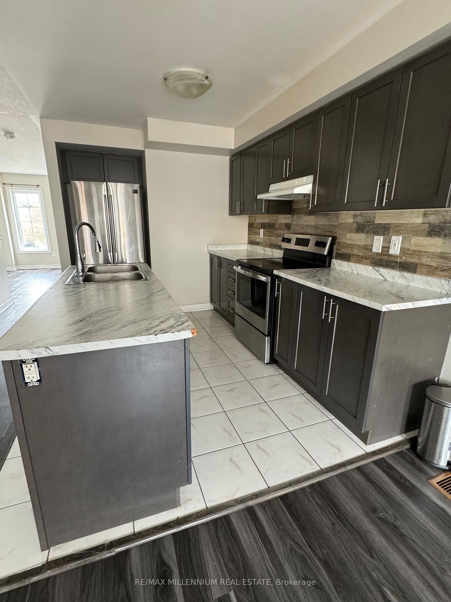 458 Linden Drive W thumbnail 2