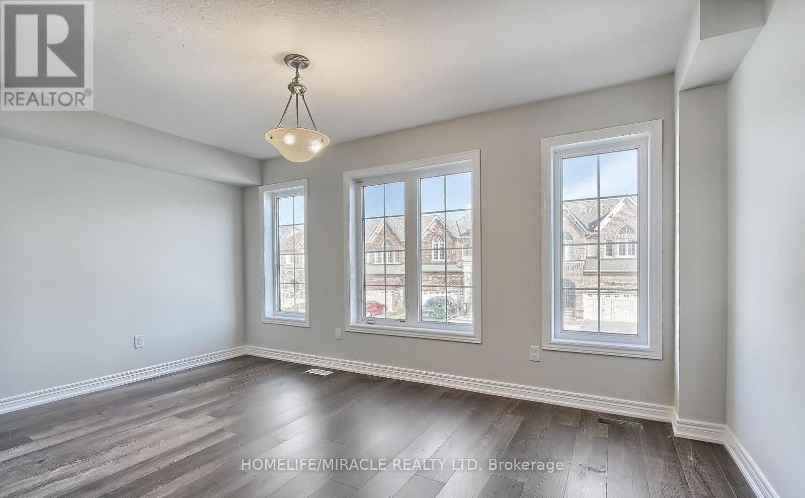 70 Knotty Pine Avenue thumbnail 14
