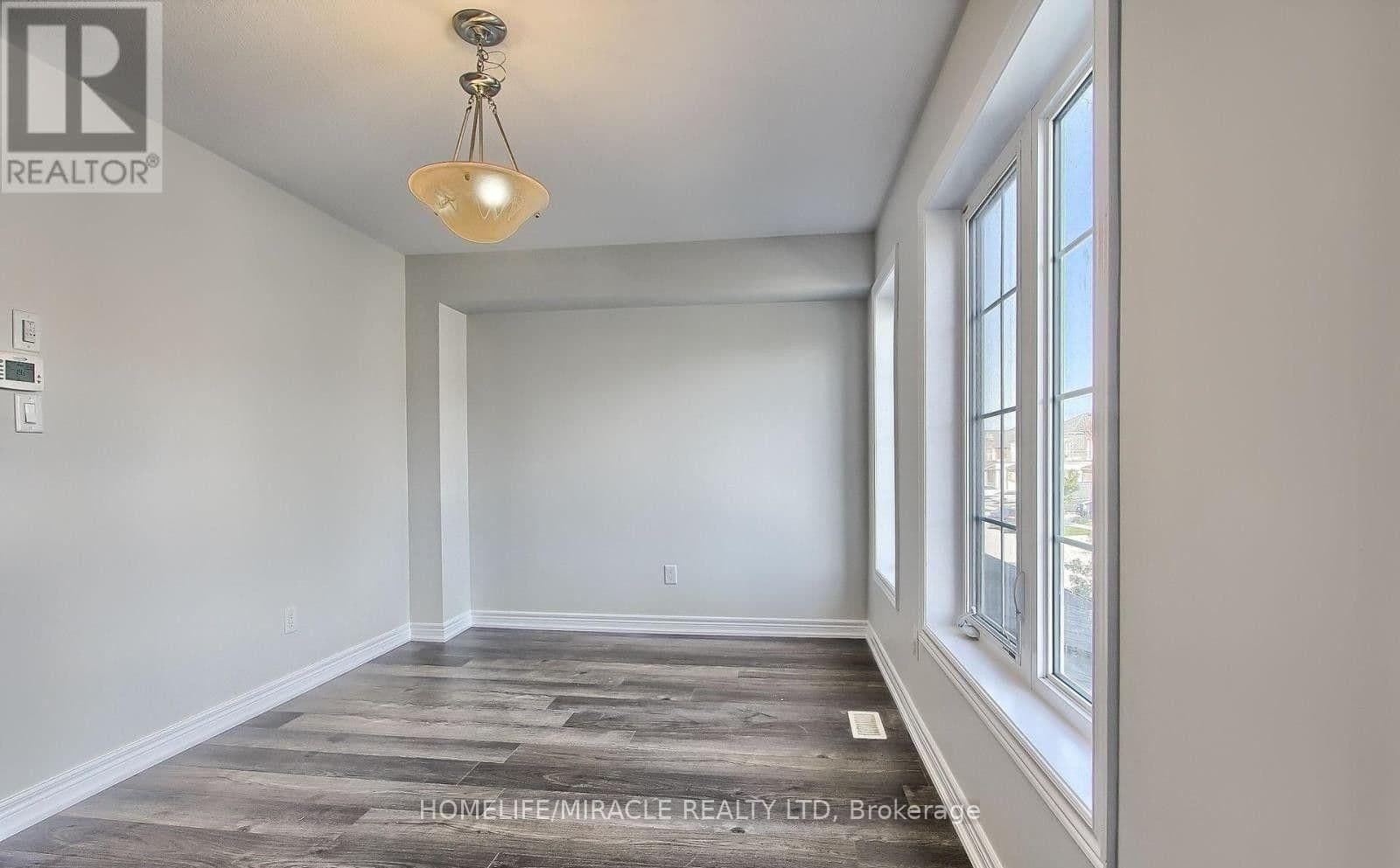 70 Knotty Pine Avenue thumbnail 15
