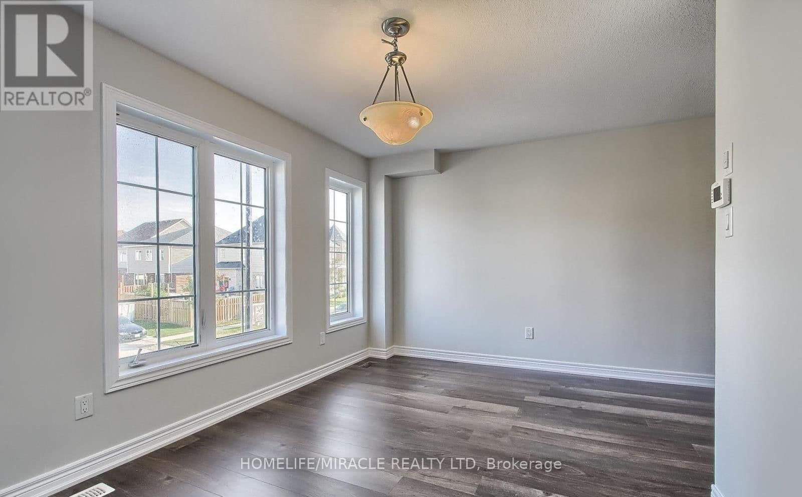 70 Knotty Pine Avenue thumbnail 18