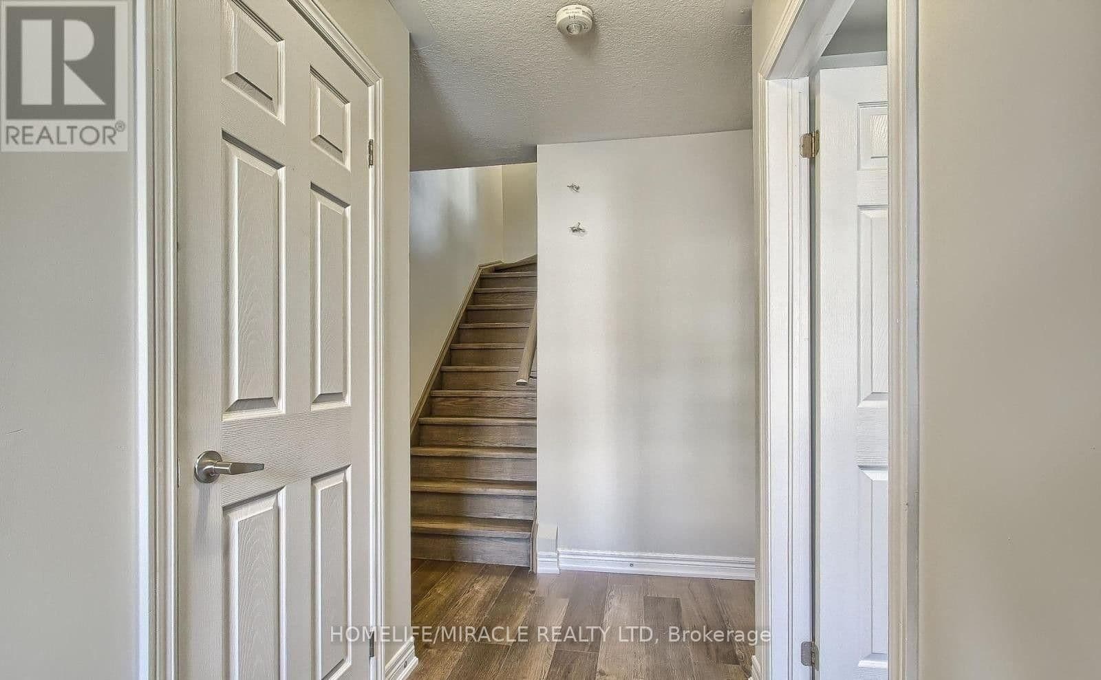 70 Knotty Pine Avenue thumbnail 3