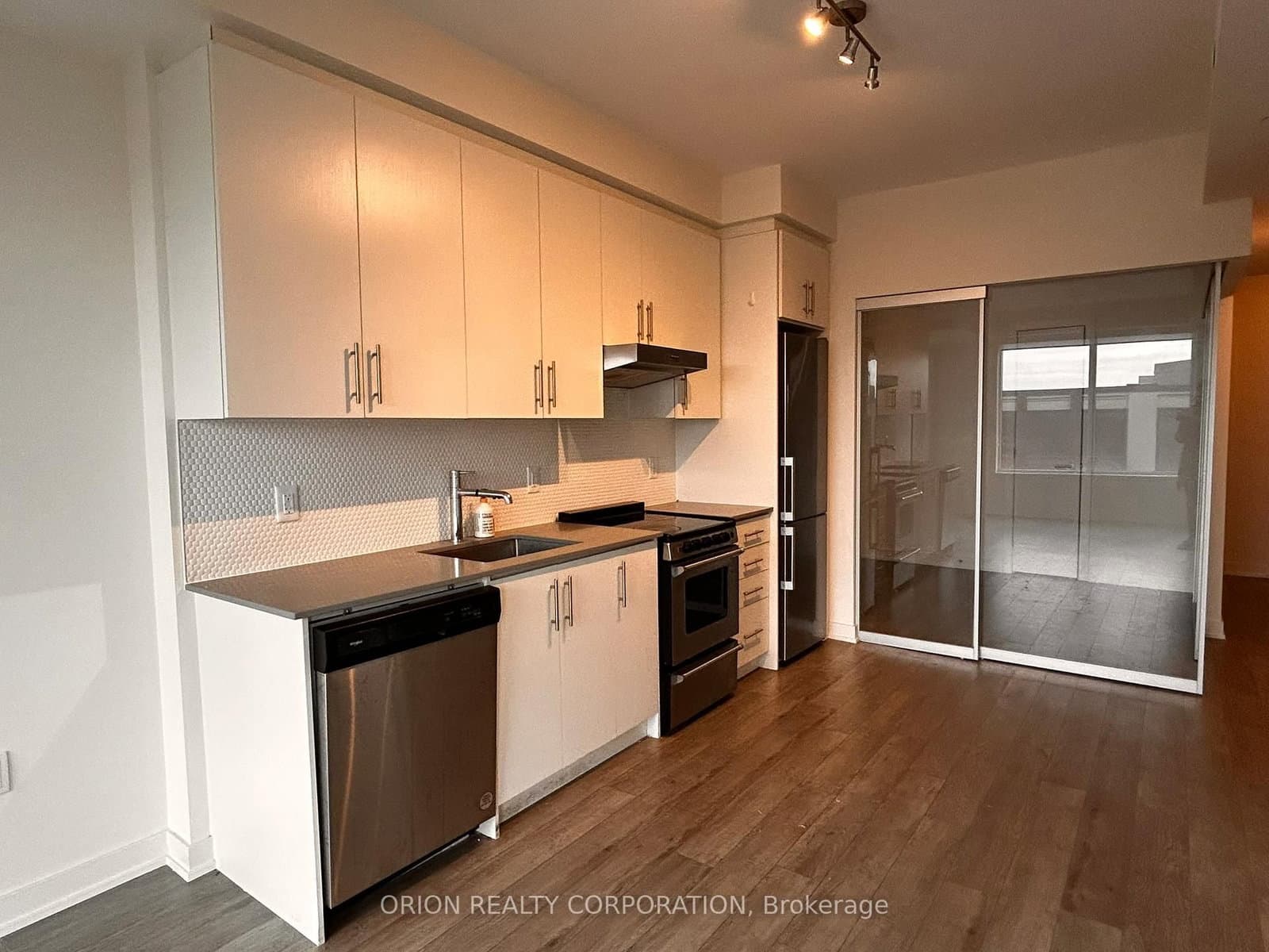 212 King William Street, Unit 620 thumbnail 4