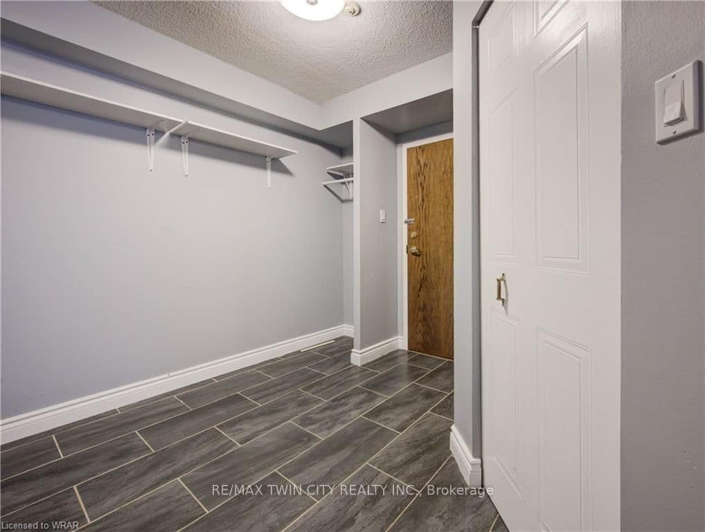 3227 King Street E, Unit 503 thumbnail 12