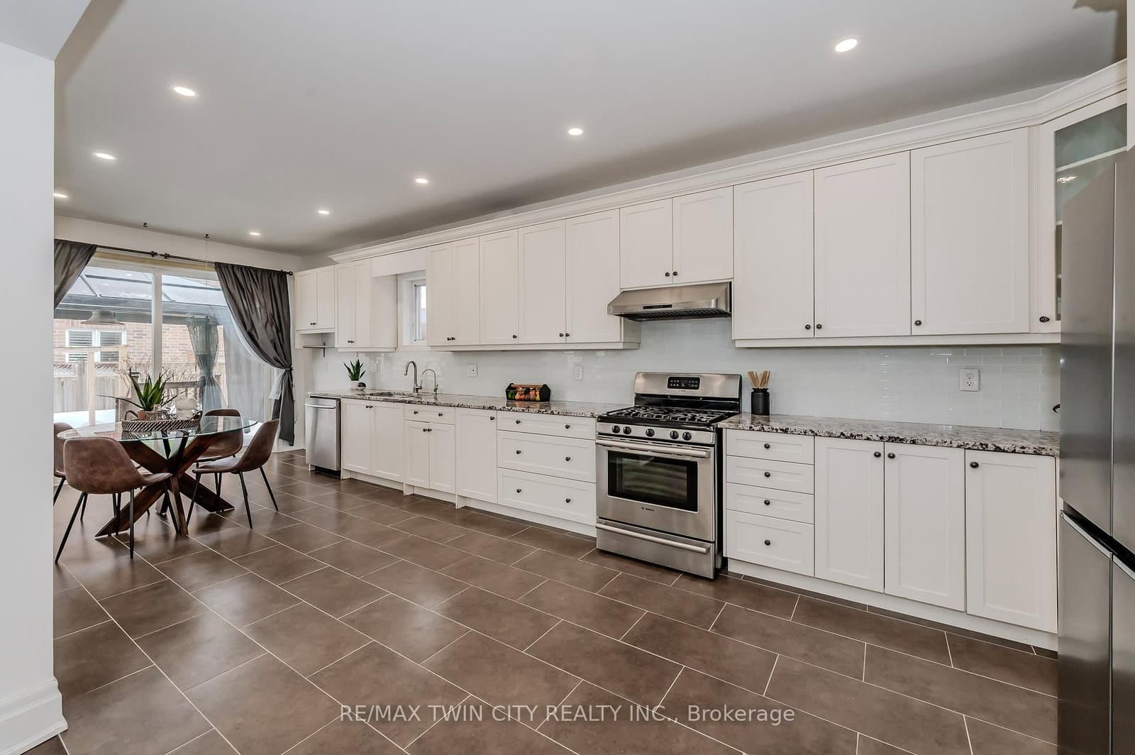 498 Thomas Slee Drive thumbnail 10
