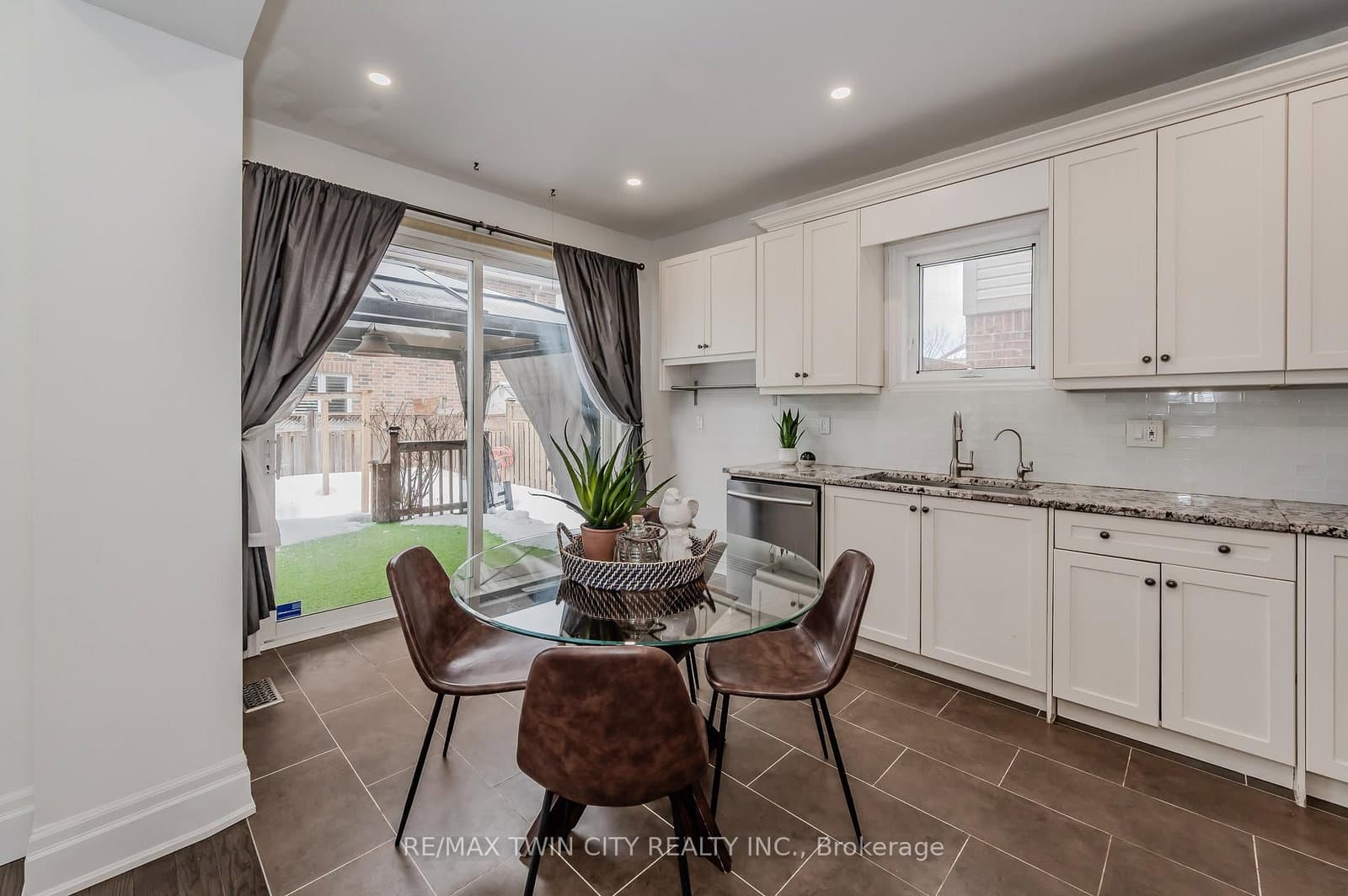 498 Thomas Slee Drive thumbnail 12