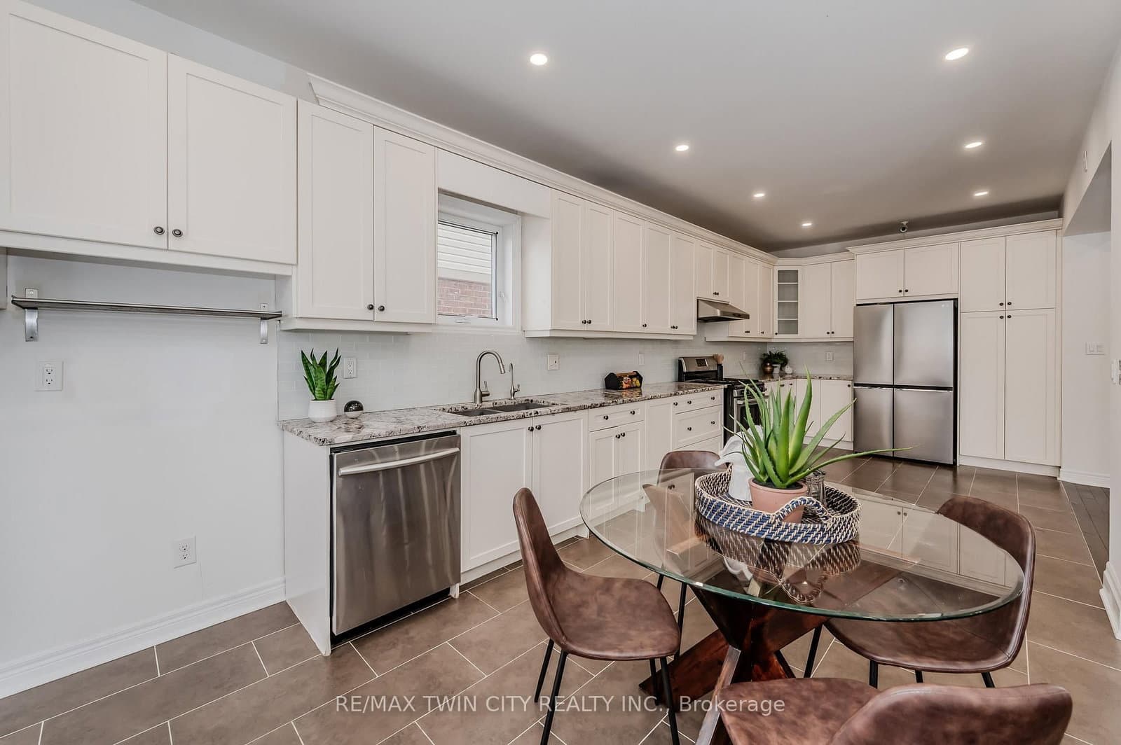 498 Thomas Slee Drive thumbnail 13