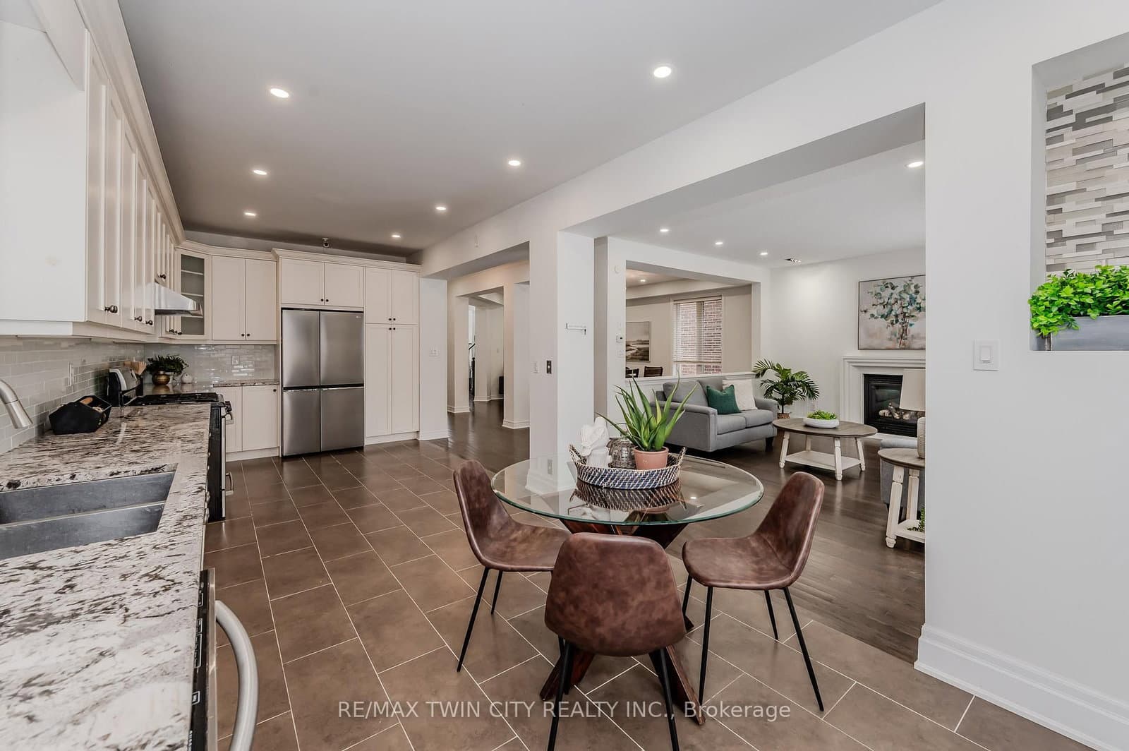 498 Thomas Slee Drive thumbnail 14