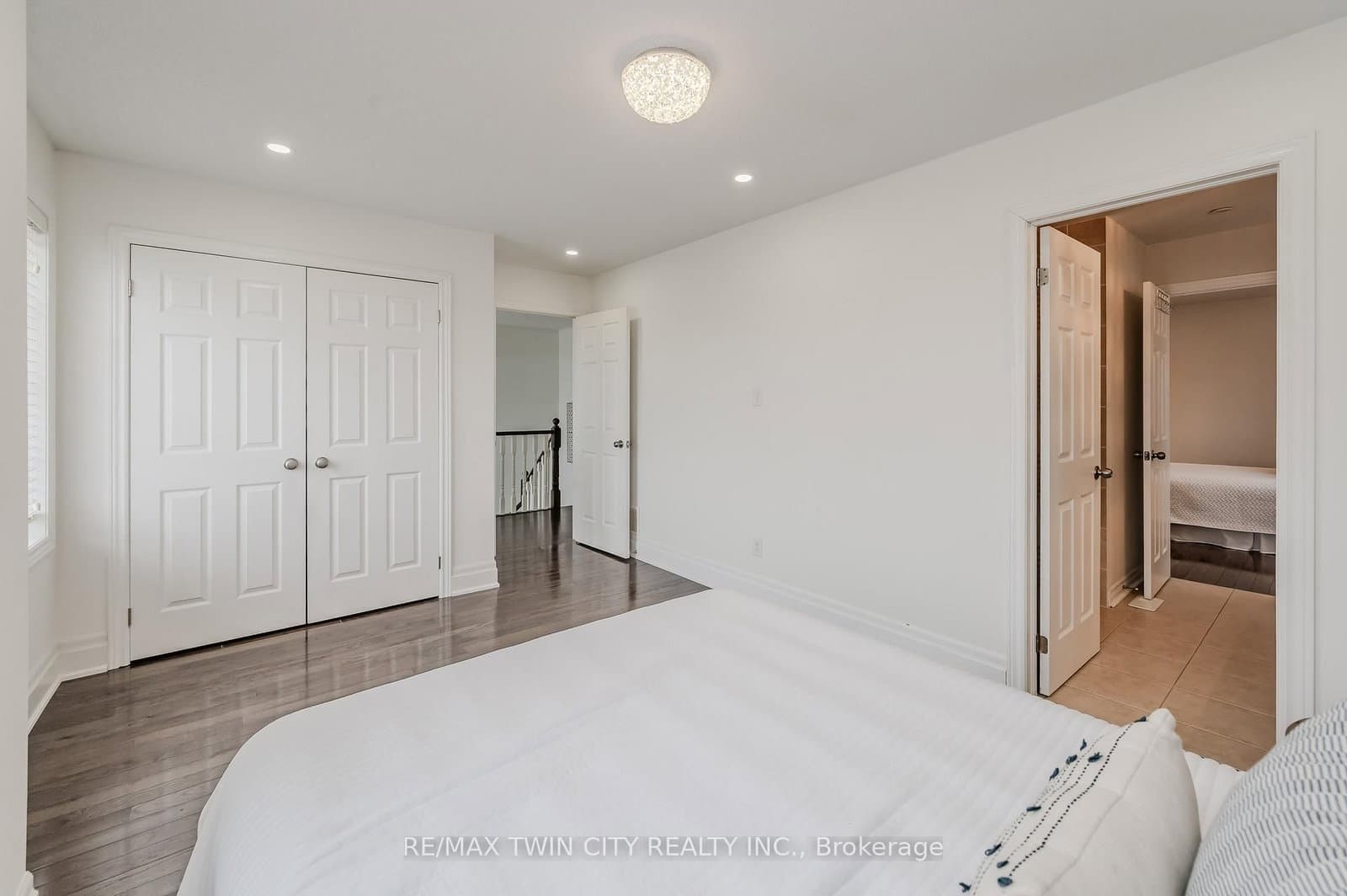 498 Thomas Slee Drive thumbnail 22
