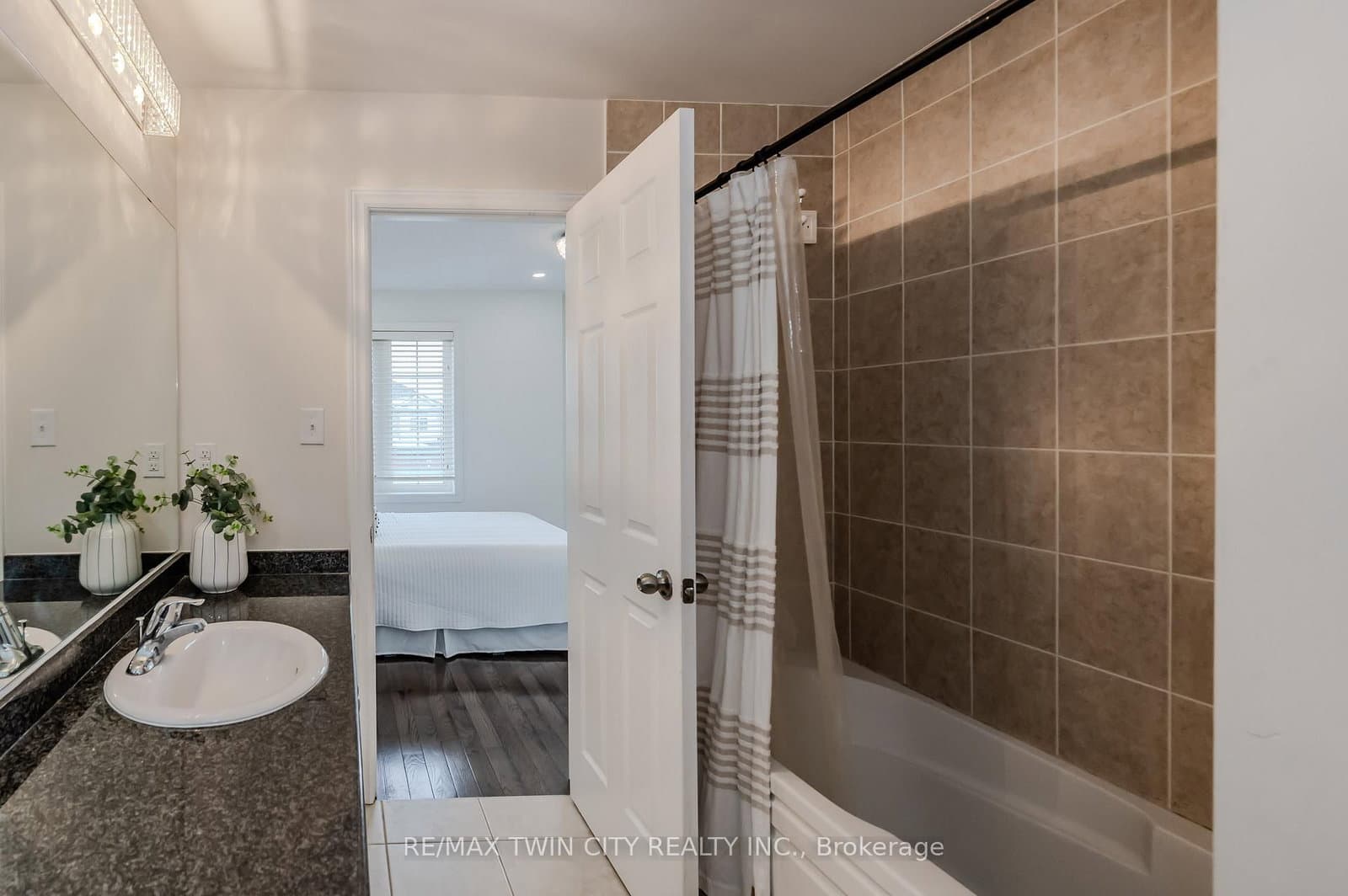 498 Thomas Slee Drive thumbnail 24