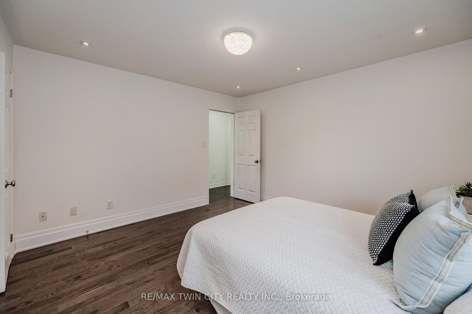 498 Thomas Slee Drive thumbnail 26