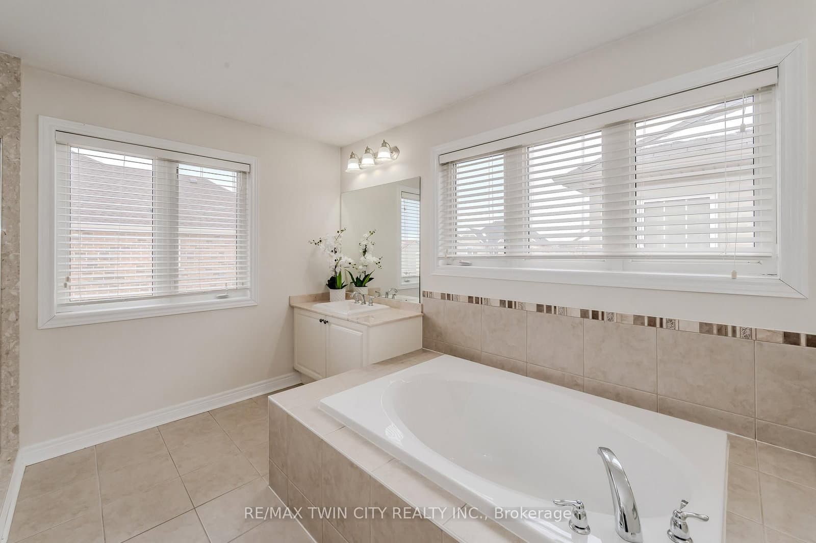 498 Thomas Slee Drive thumbnail 34