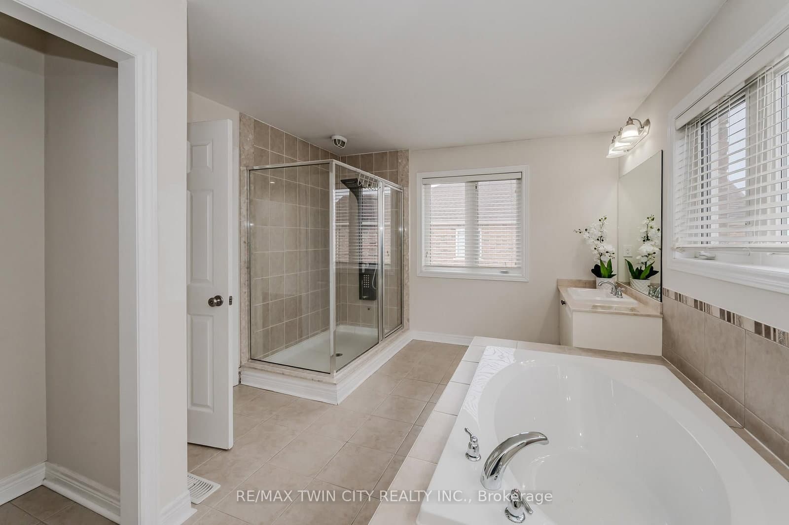 498 Thomas Slee Drive thumbnail 36