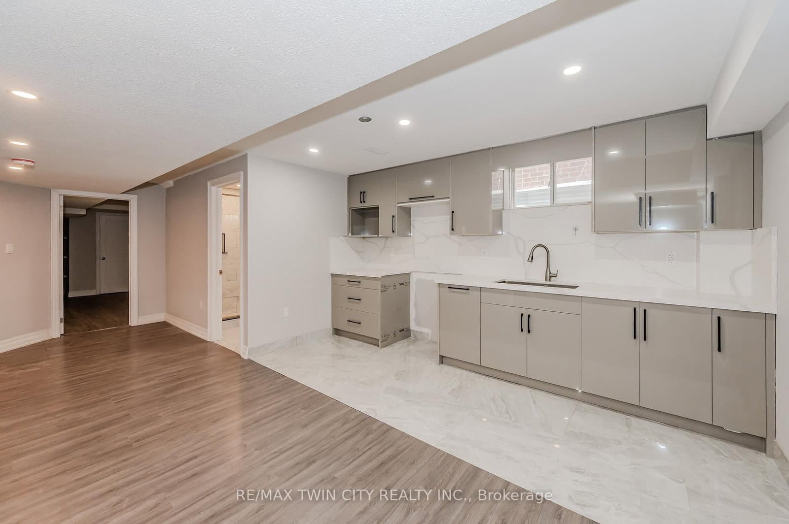 498 Thomas Slee Drive thumbnail 38