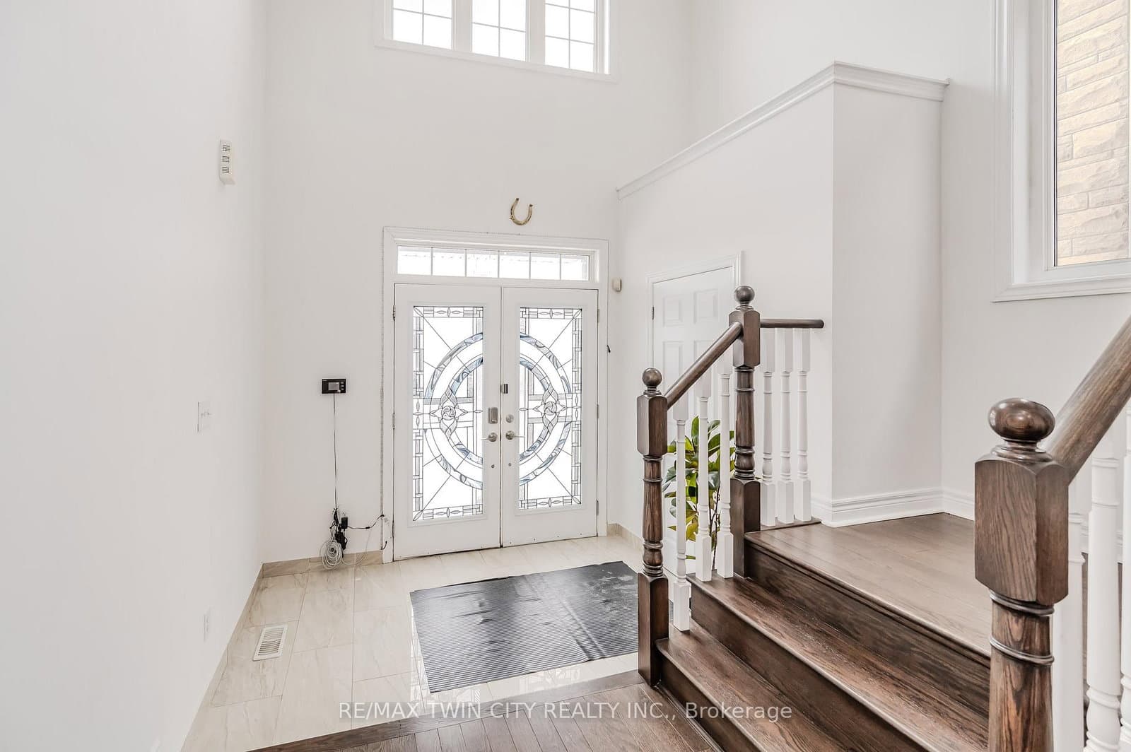 498 Thomas Slee Drive thumbnail 4