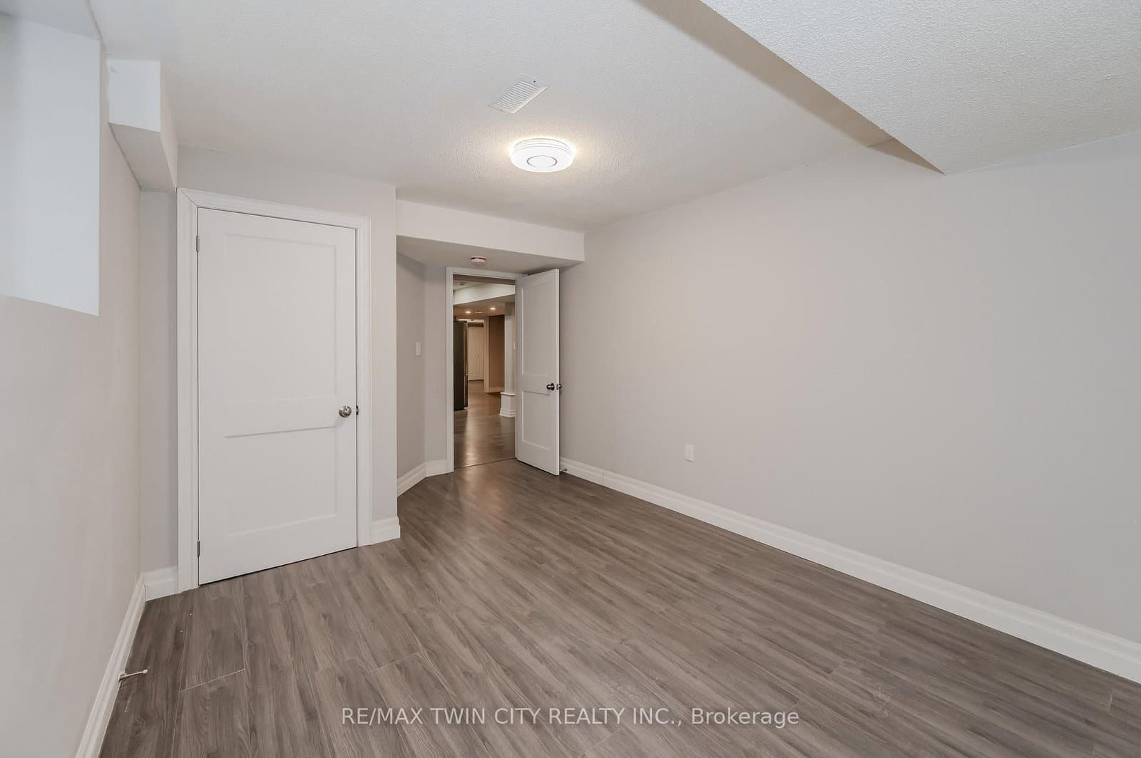 498 Thomas Slee Drive thumbnail 43