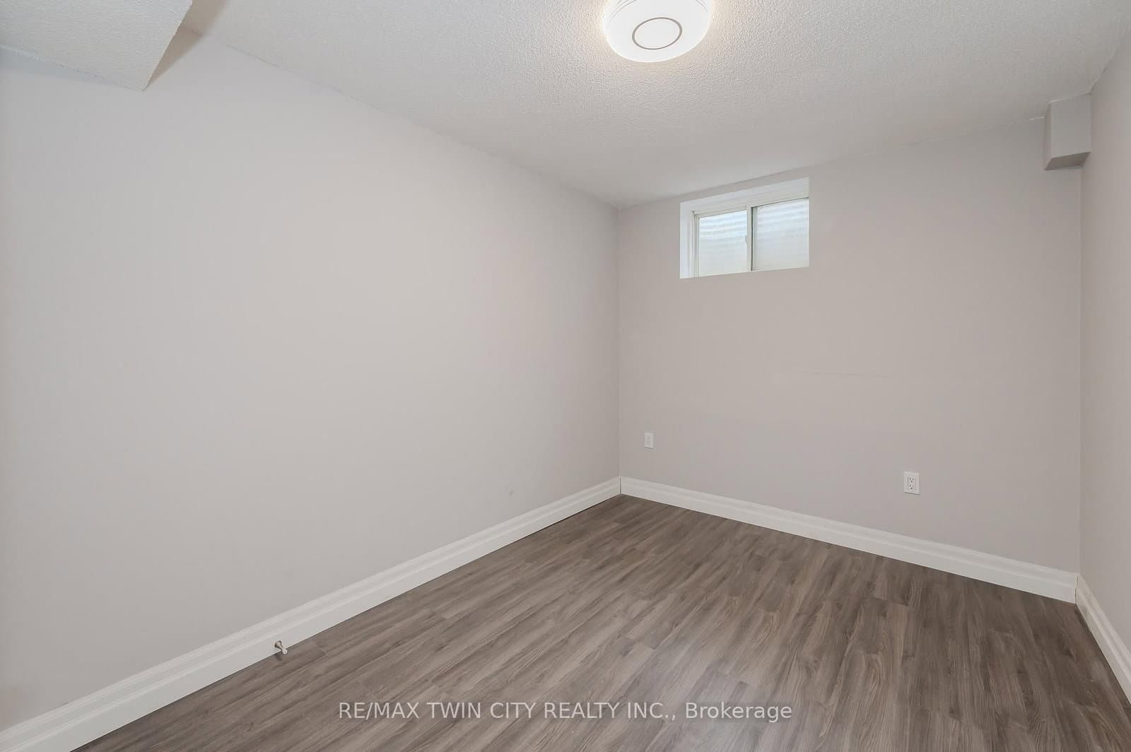 498 Thomas Slee Drive thumbnail 44