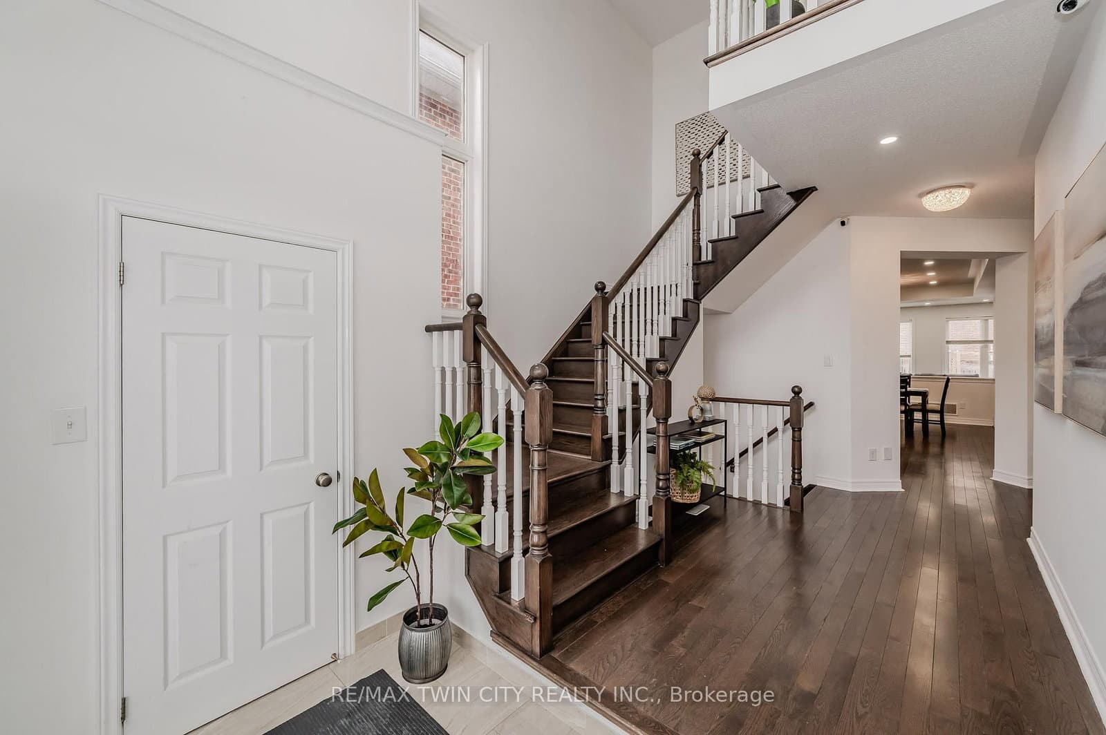 498 Thomas Slee Drive thumbnail 5