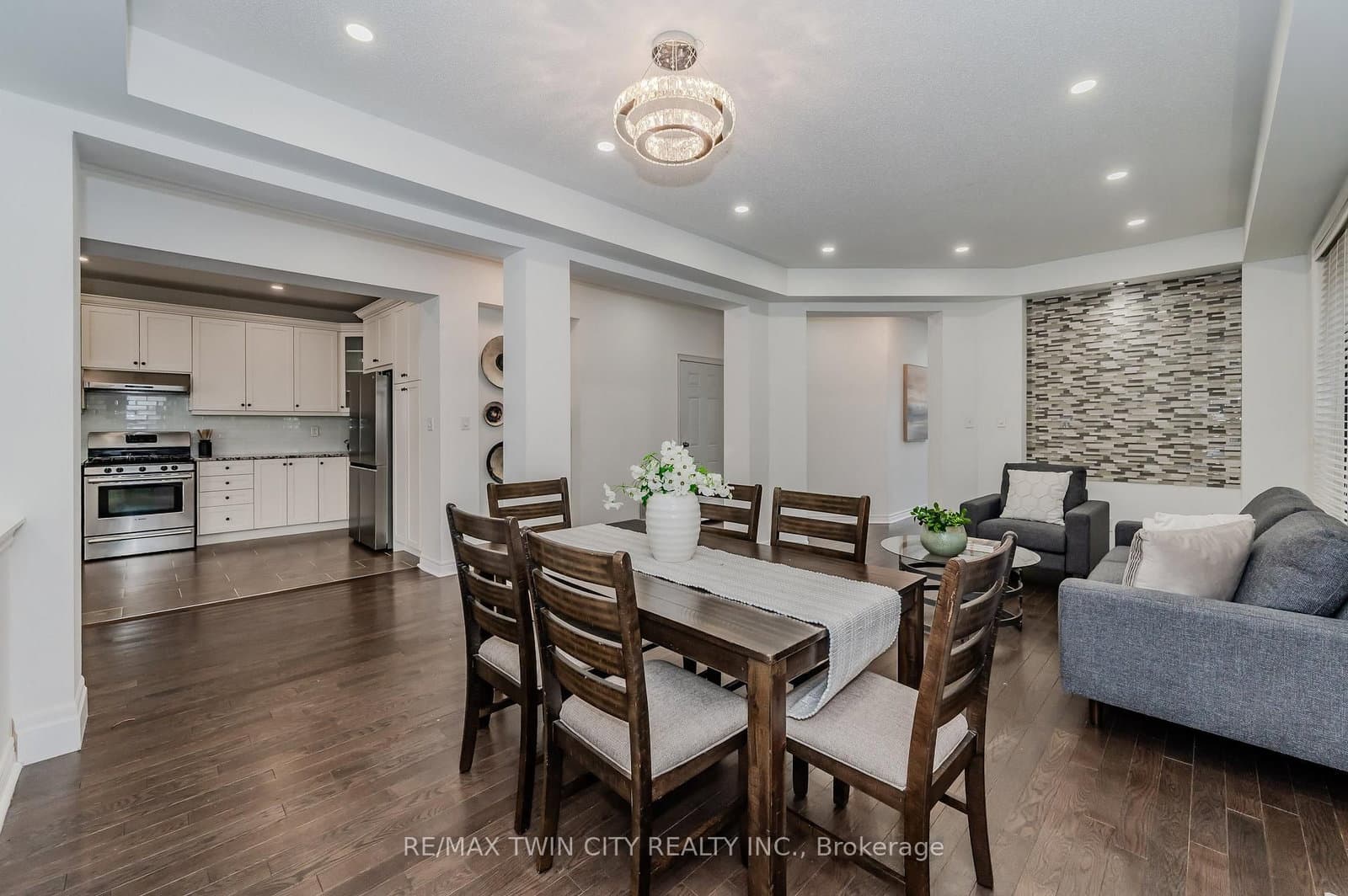 498 Thomas Slee Drive thumbnail 9