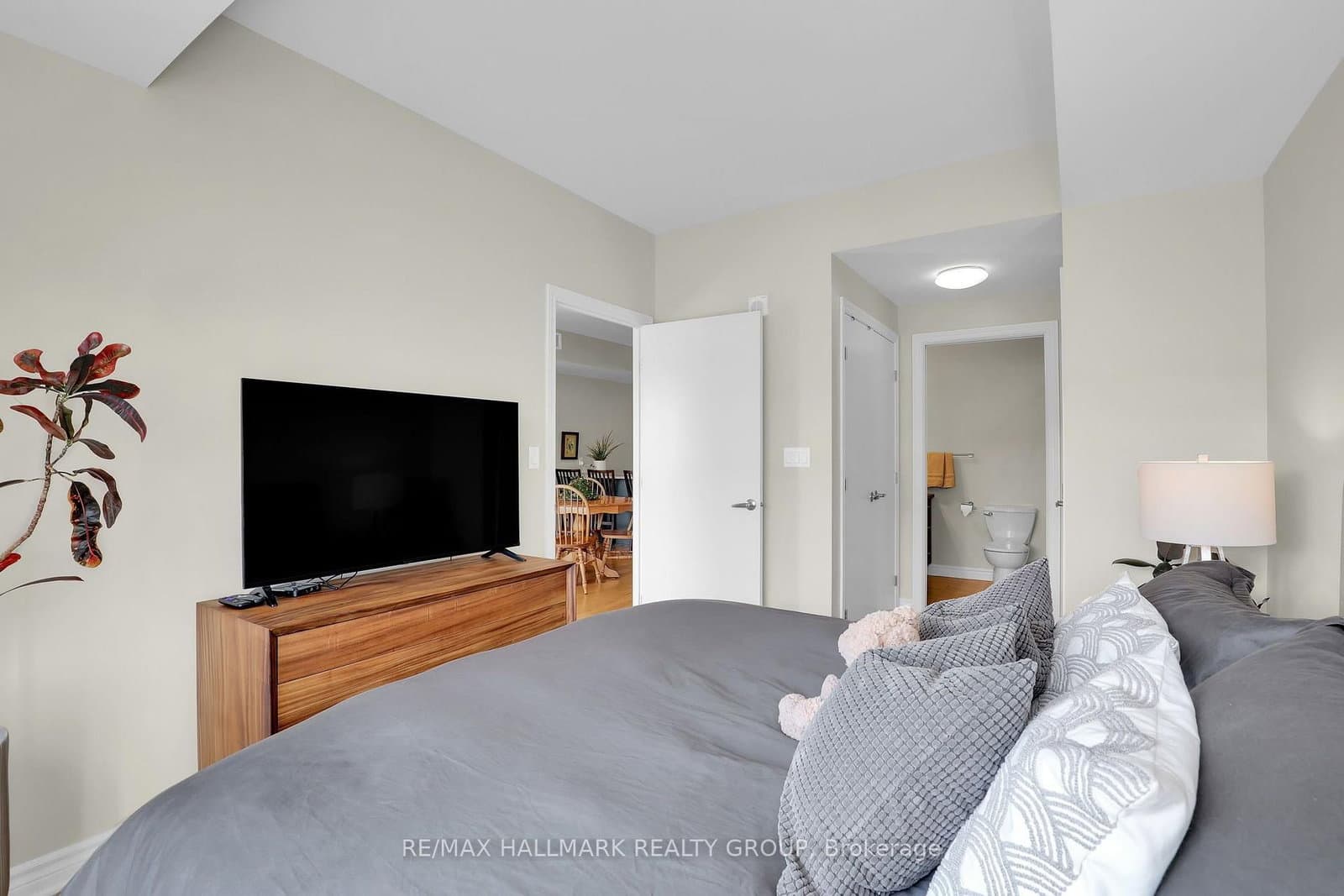 575 Byron Avenue, Unit 411 thumbnail 13
