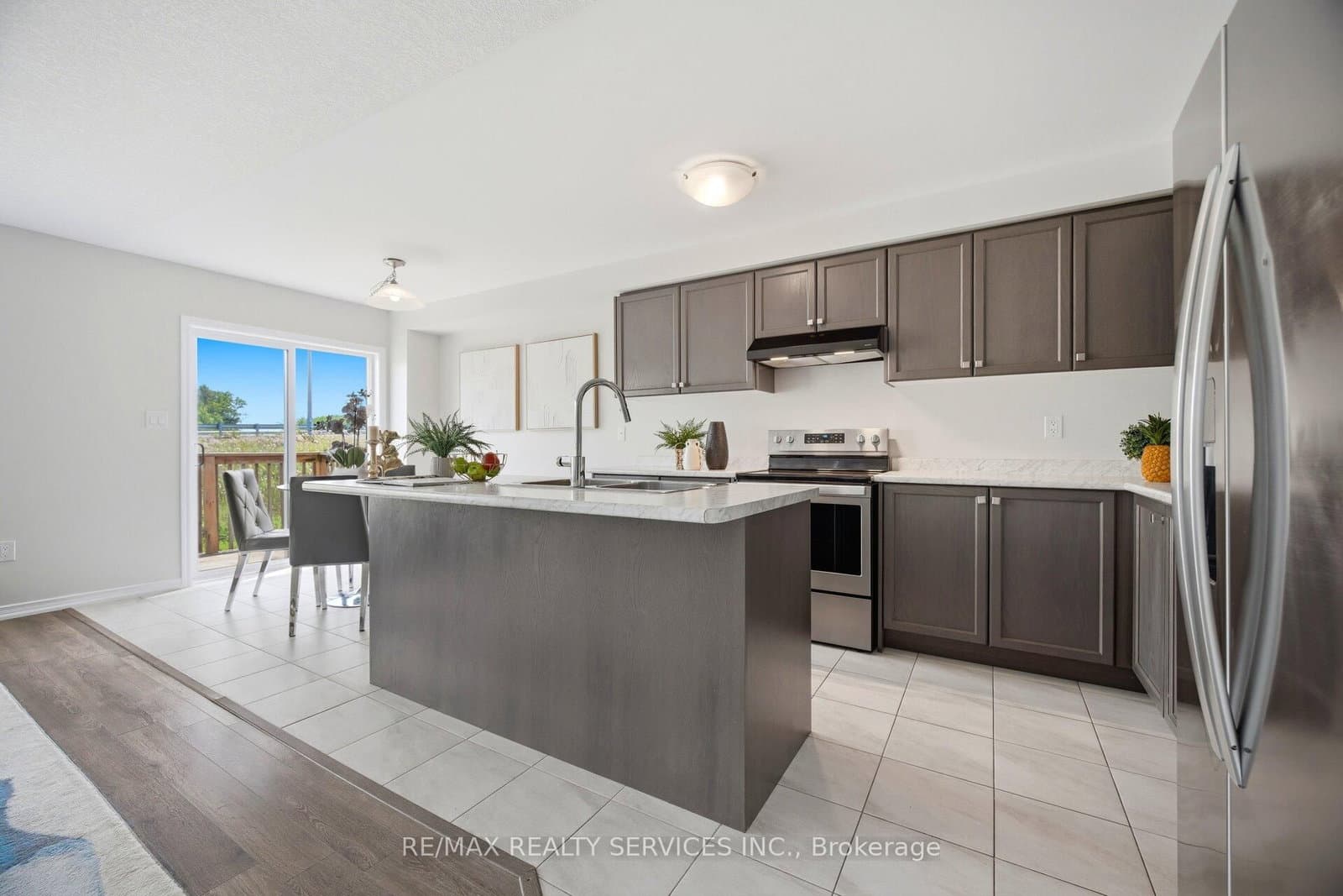 250 Esther Crescent thumbnail 11
