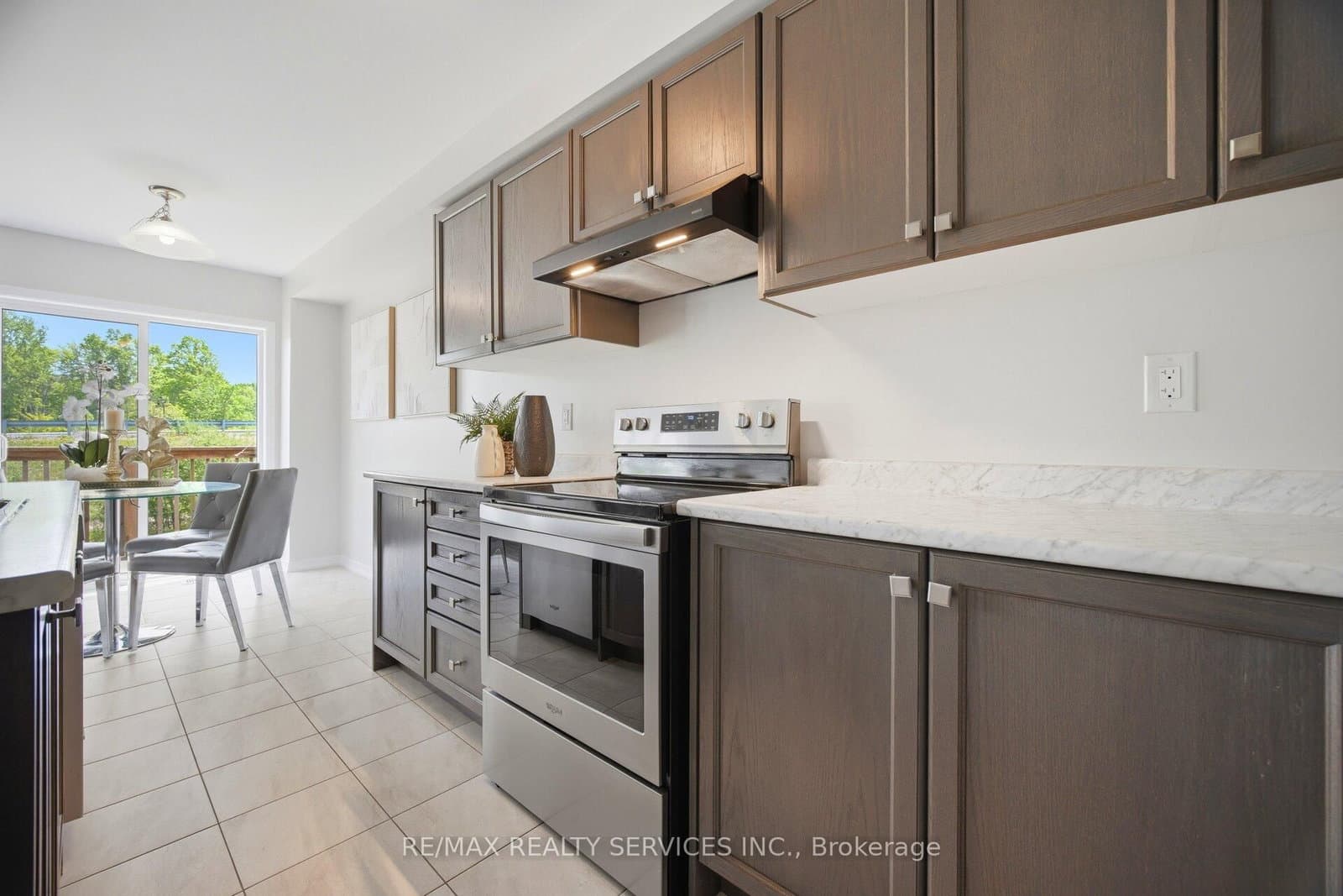 250 Esther Crescent thumbnail 15